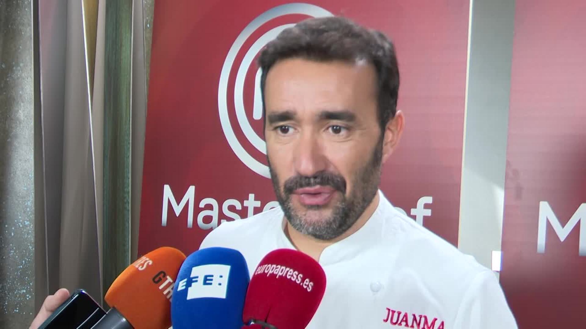 Miki Nadal y Juanma Castaño posan con el trofeo de &#039;MasterChef Celebrity 6&#039;