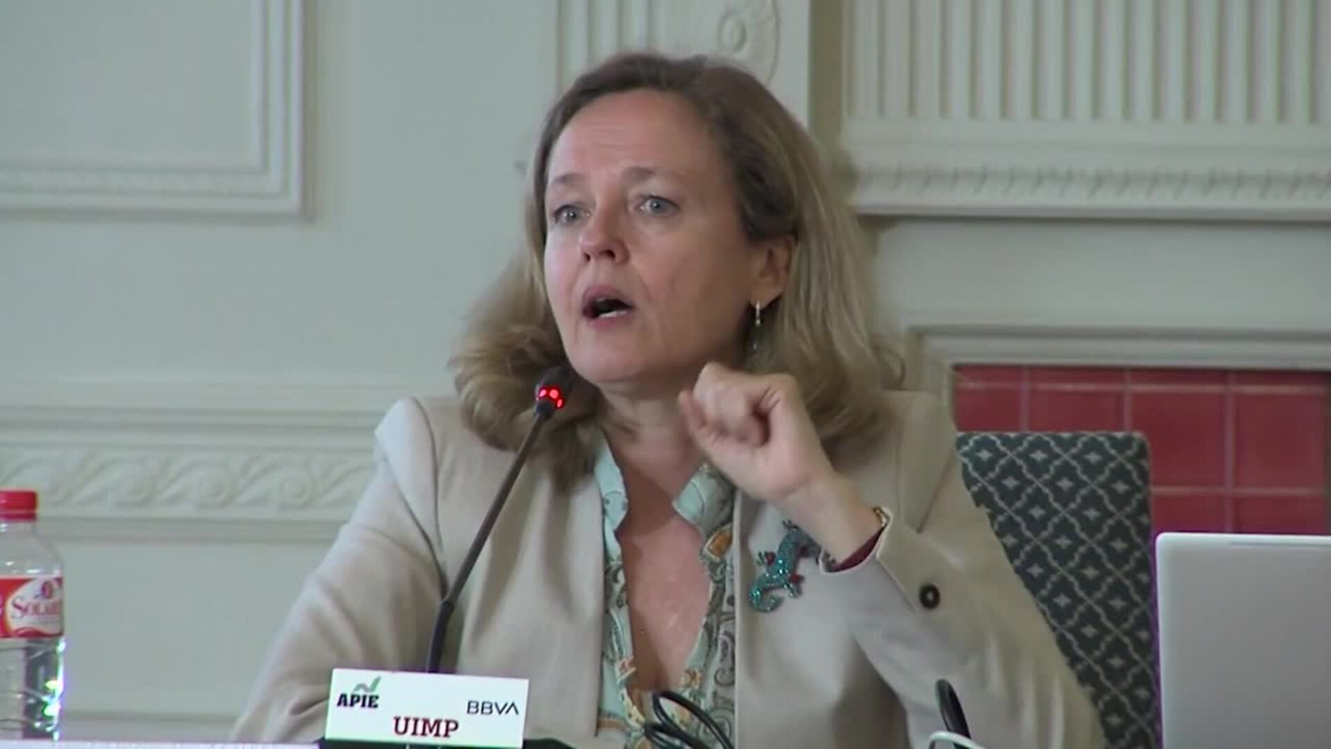 Calviño dice que el Gobierno estudia &quot;aliviar&quot; el precio de la luz