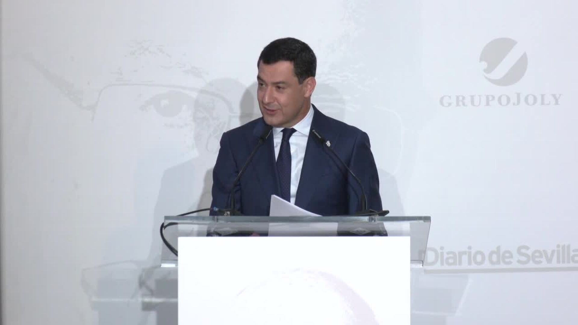 Moreno felicita a la ganadora del X Premio Manuel Clavero, Pilar Manchón