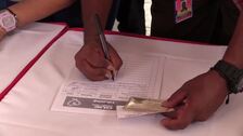 Venezolanos reúnen firmas de apoyo a sus migrantes y en rechazo a detención en El Salvador