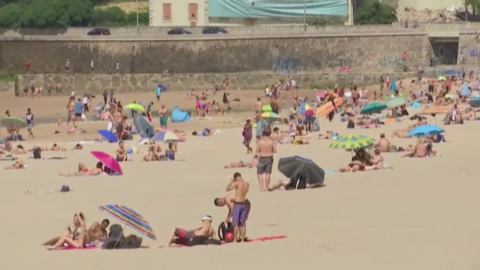 Los portugueses ya disfrutan de sus playas y lo hacen masivamente