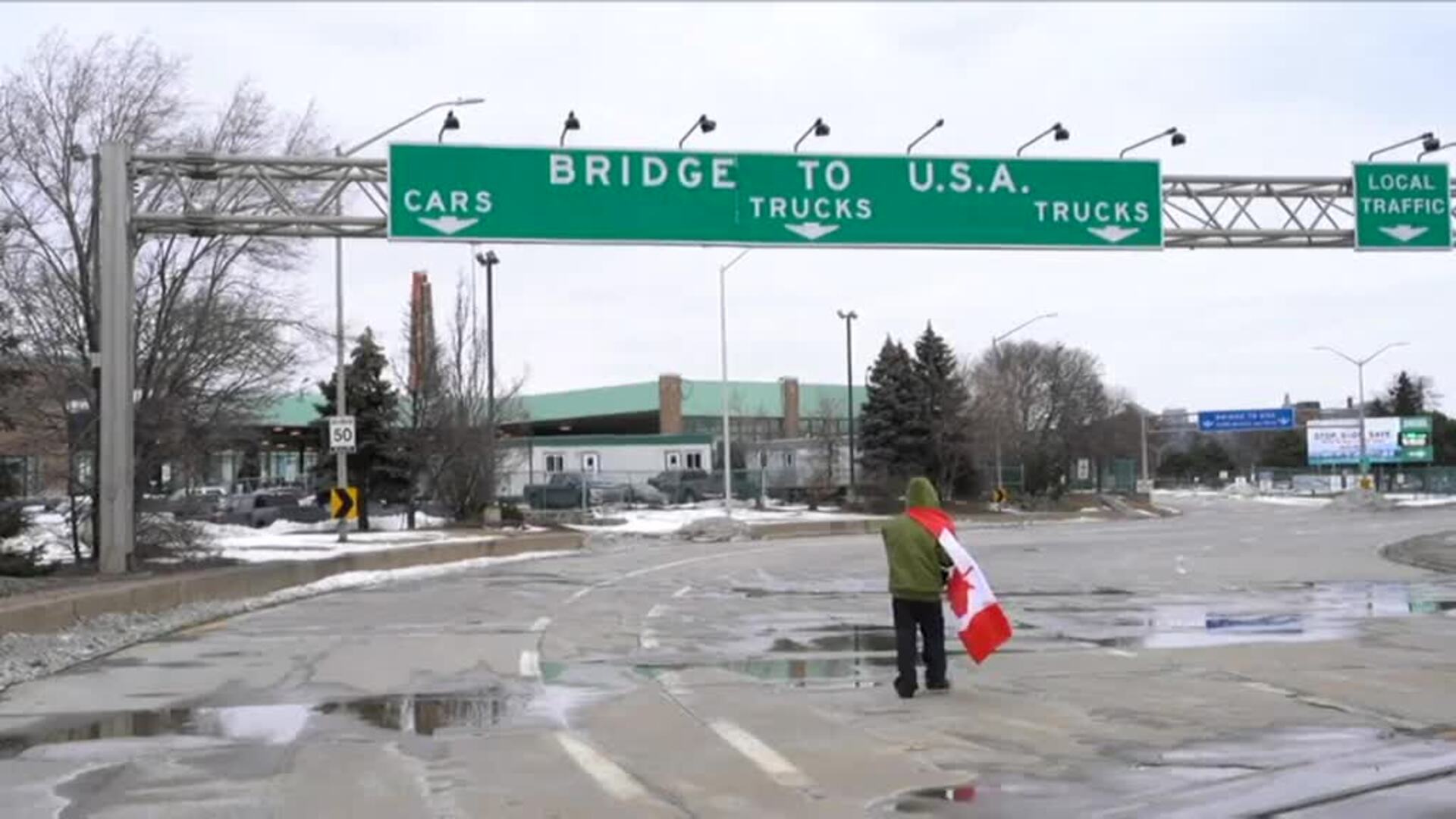 La policía comienza a desbloquear el puente de Ambassador, que conecta Canadá con EE.UU