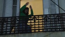 Cristina Fernández sale al balcón por primera vez desde su prisión domiciliaria