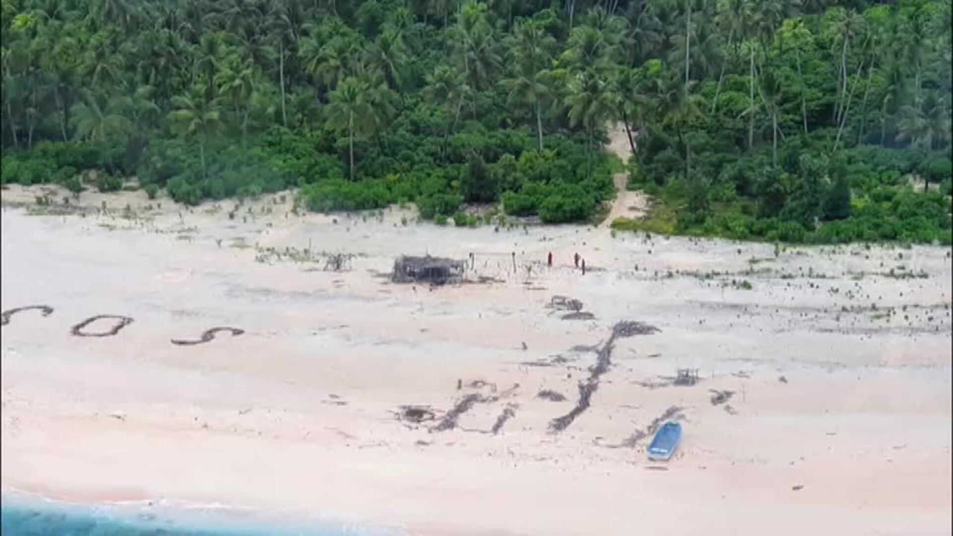 Una señal de socorro en la arena salva a tres marineros atrapados en una isla desierta