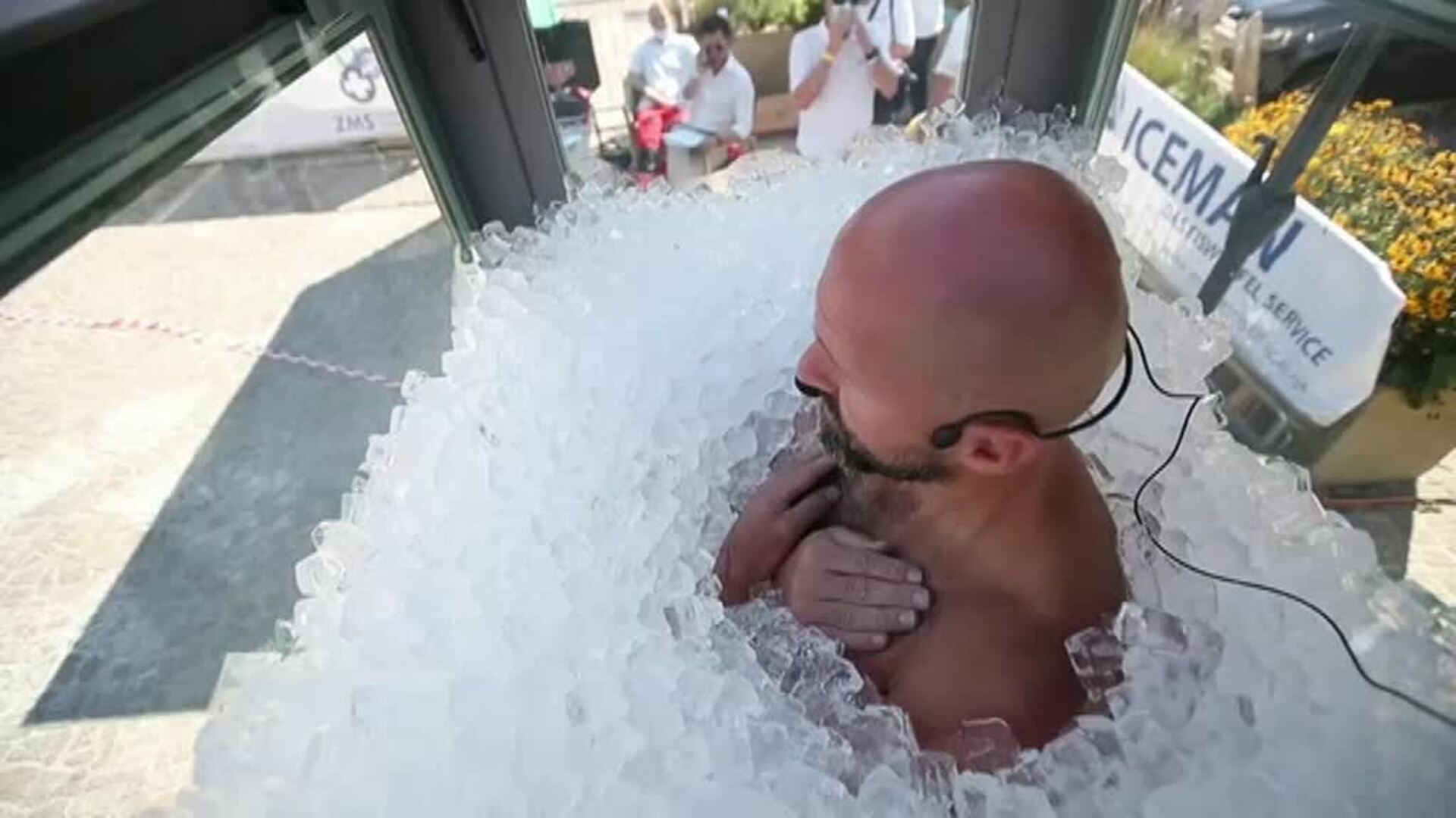 Un austríaco bate el récord mundial de mantenerse cubierto por hielo metido en una caja
