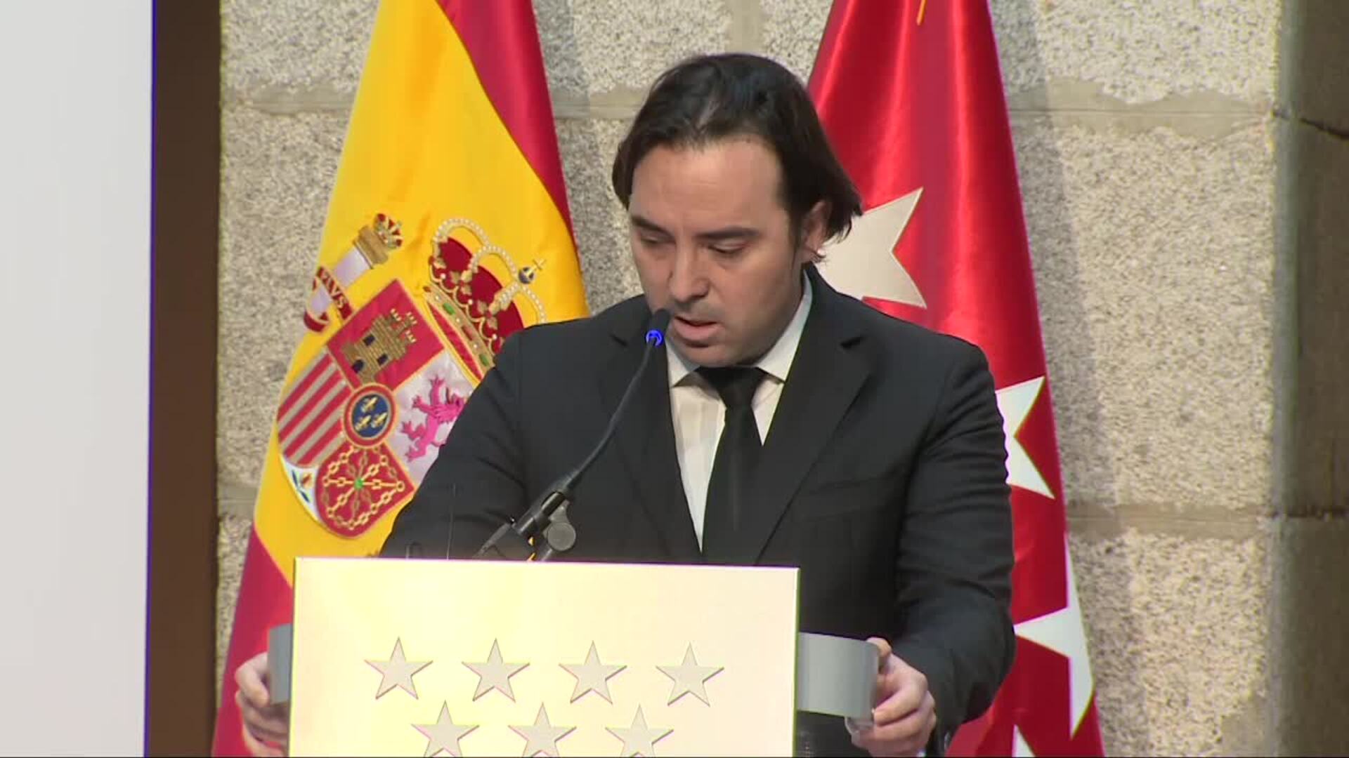 Presidente del Rayo muestra su &quot;admiración&quot; por la labor de Ayuso