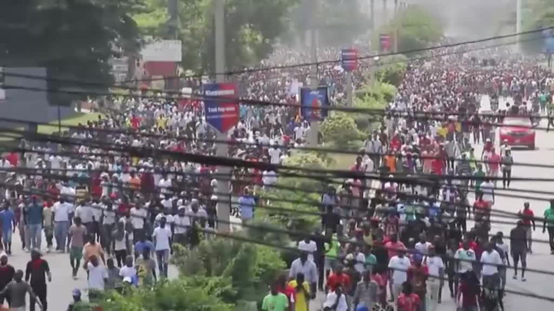 Miles de jóvenes exigen la renuncia del presidente de Haití