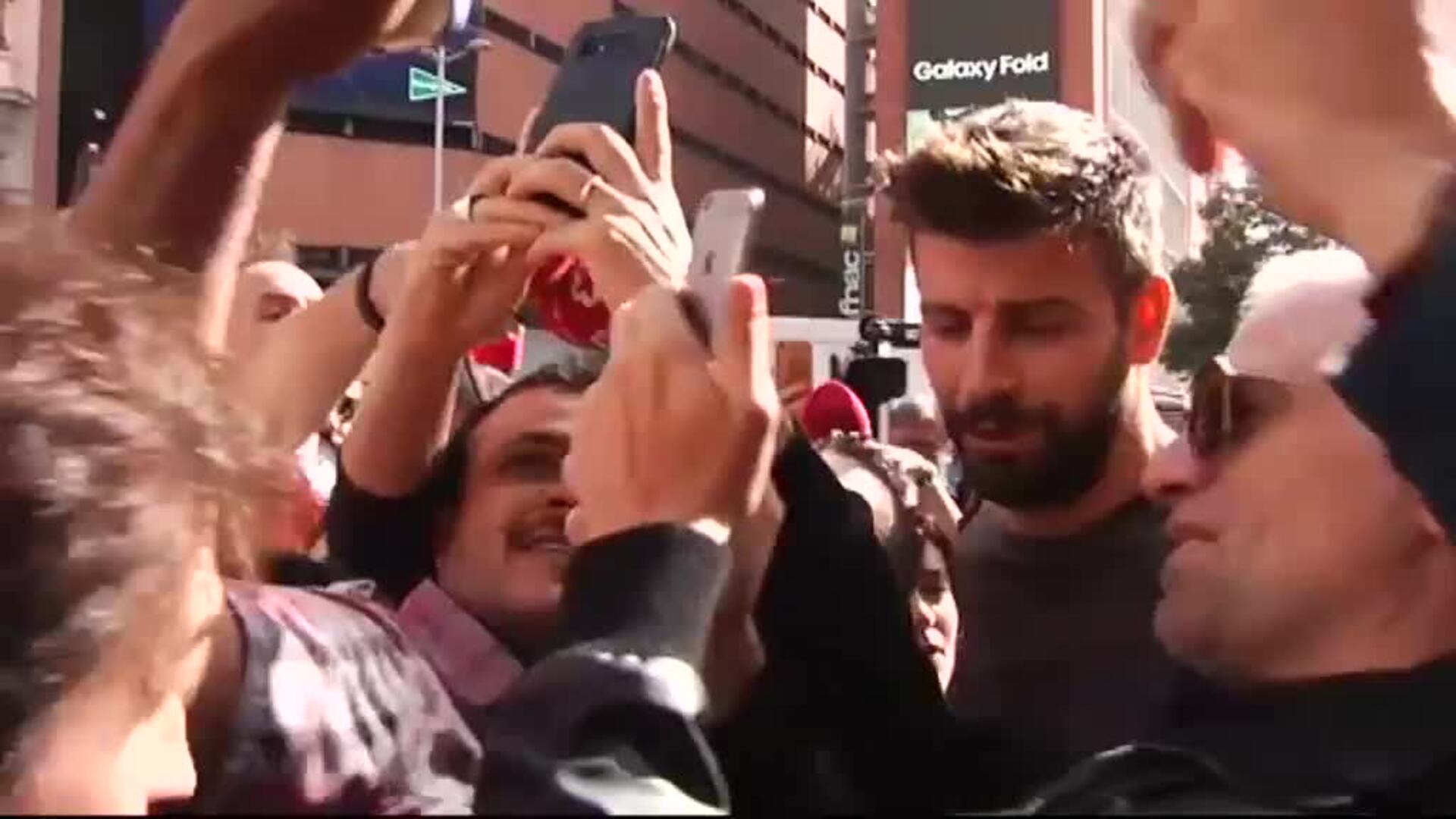 Baño de masas de Piqué en Madrid