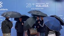 La lluvia provoca el traslado de la alfombra y el 'photocall' del Festival de Málaga
