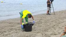 Salud prohíbe el baño en la playa de Poniente de La Línea  como consecuencia del vertido