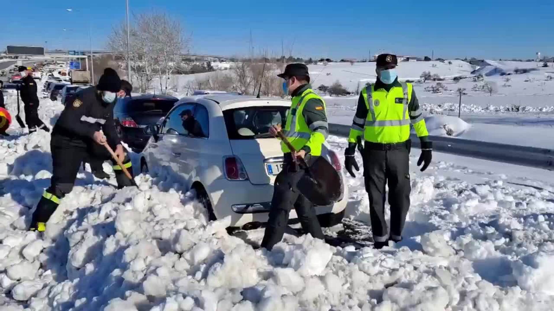 La UME trabaja sin descanso en la M40 de Madrid
