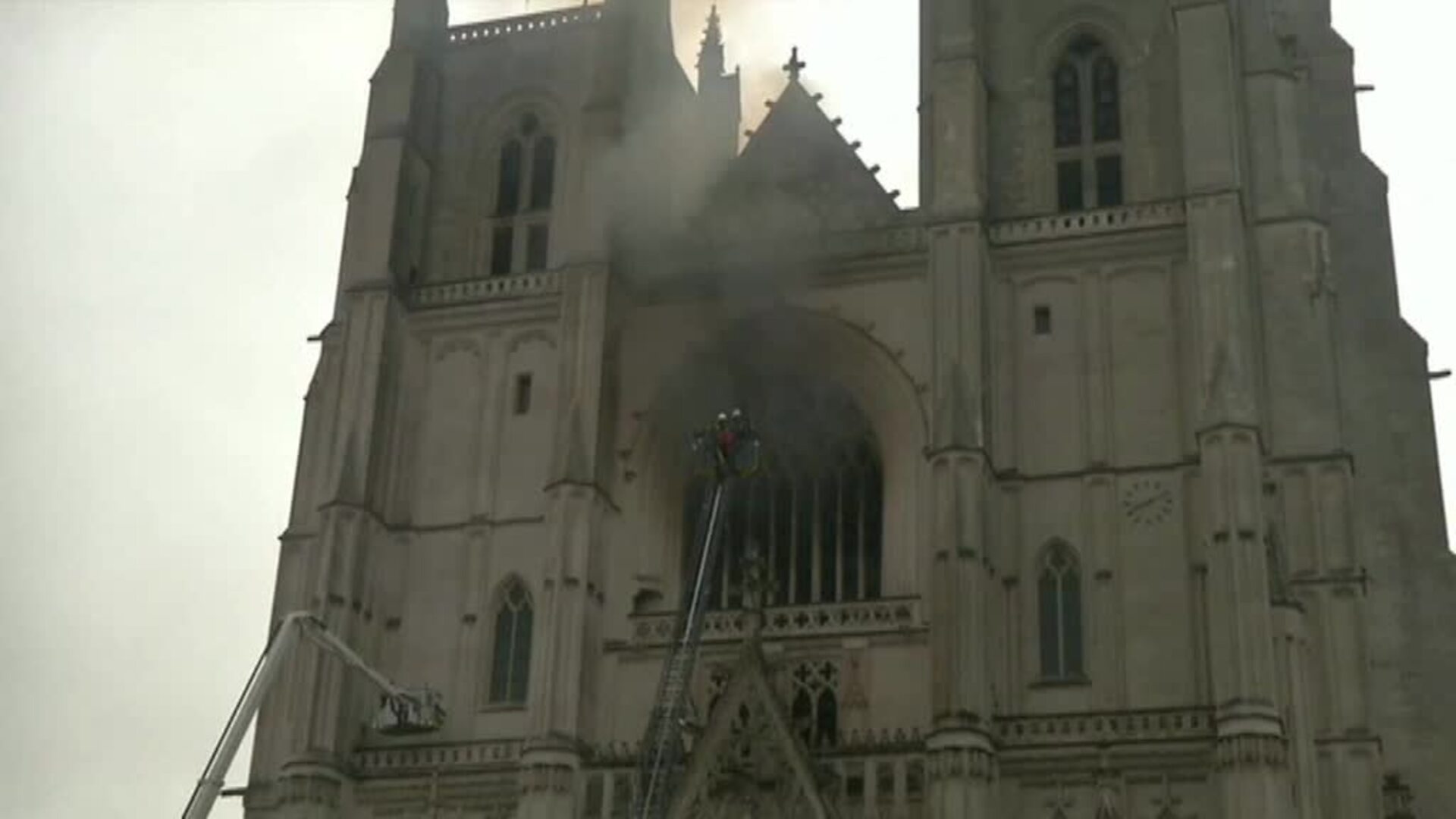 Un gran incendio devora la catedral gótica de Nantes