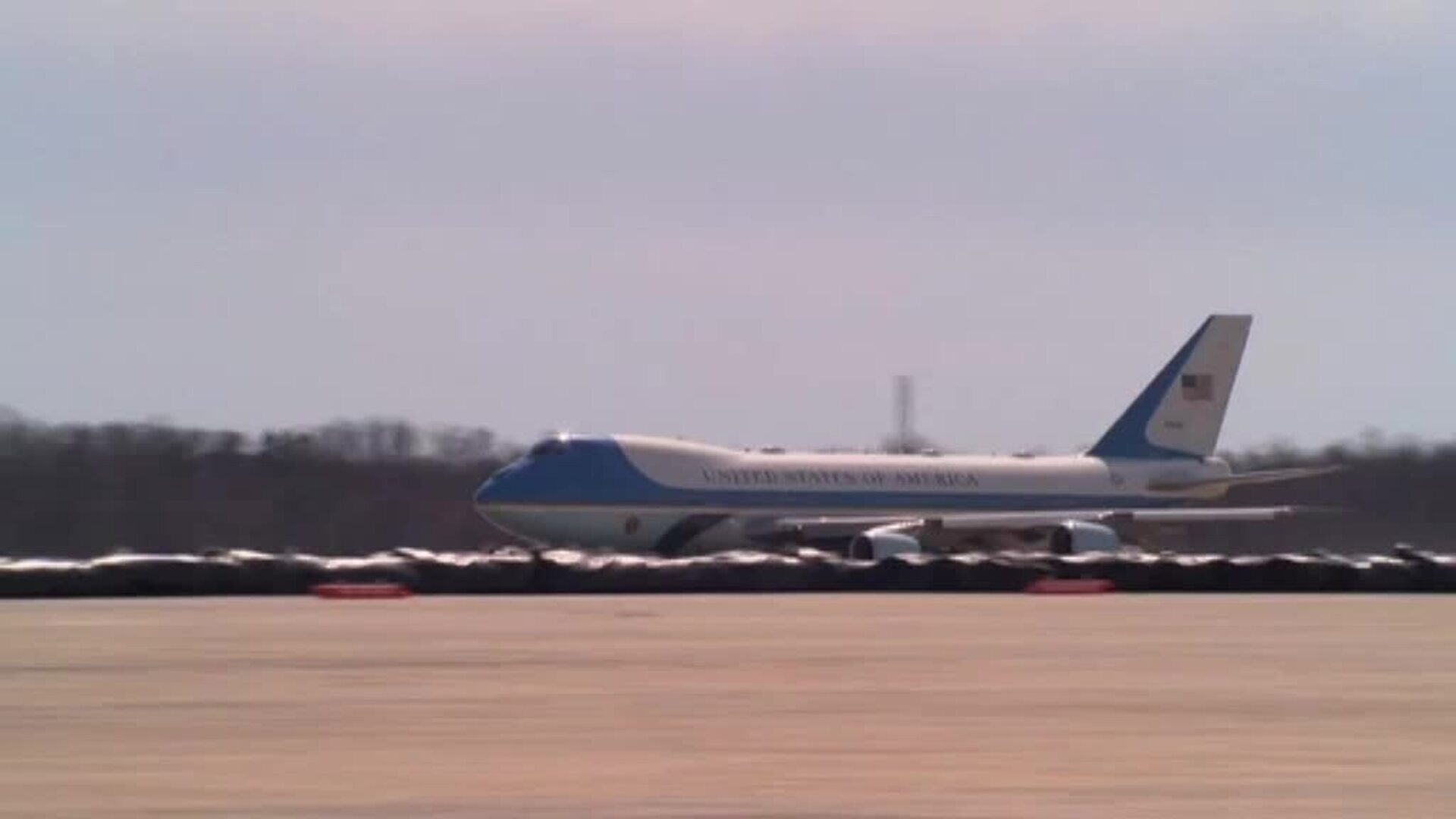 Joe Biden se tropieza tres veces al subir las escaleras del Air Force One