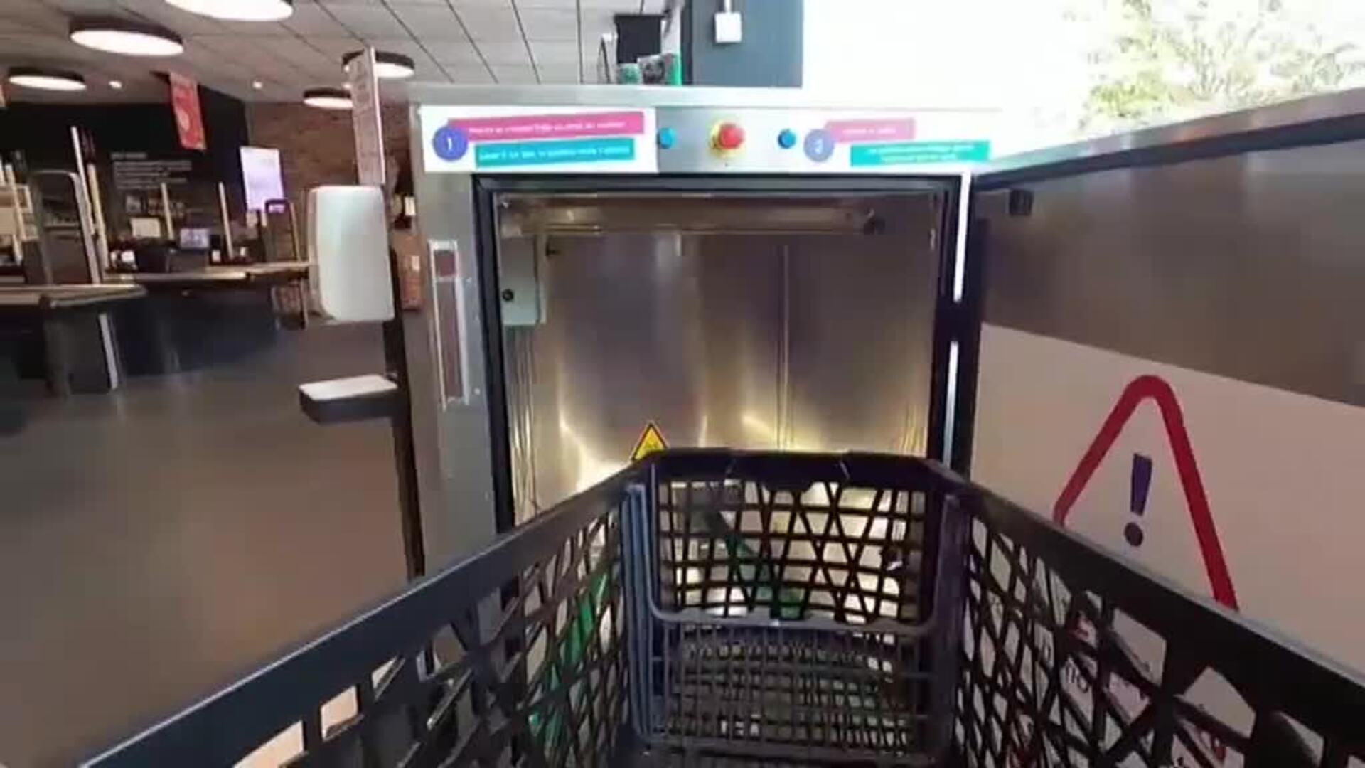 Los supermercados belgas esterilizan sus carritos con luz ultravioleta