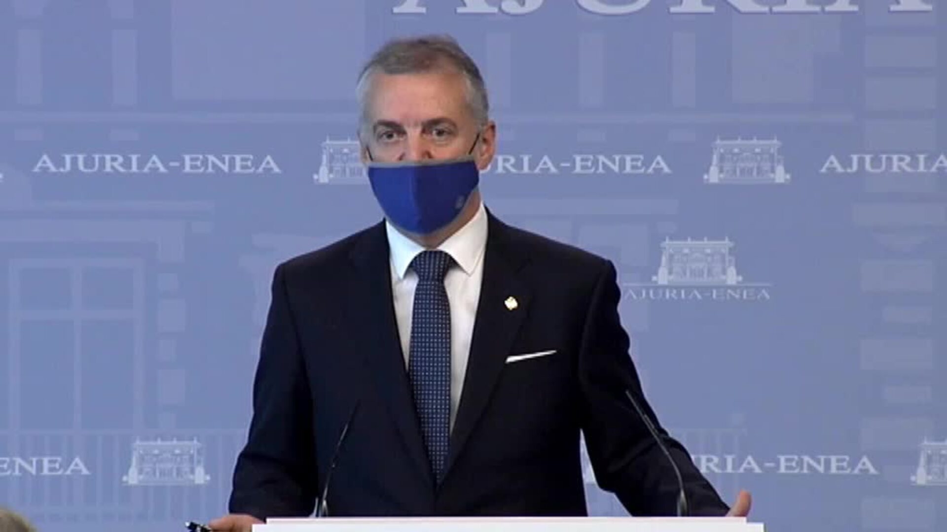 Urkullu dice que el virus sigue entre nosotros y defiende el uso de la mascarilla en exteriores