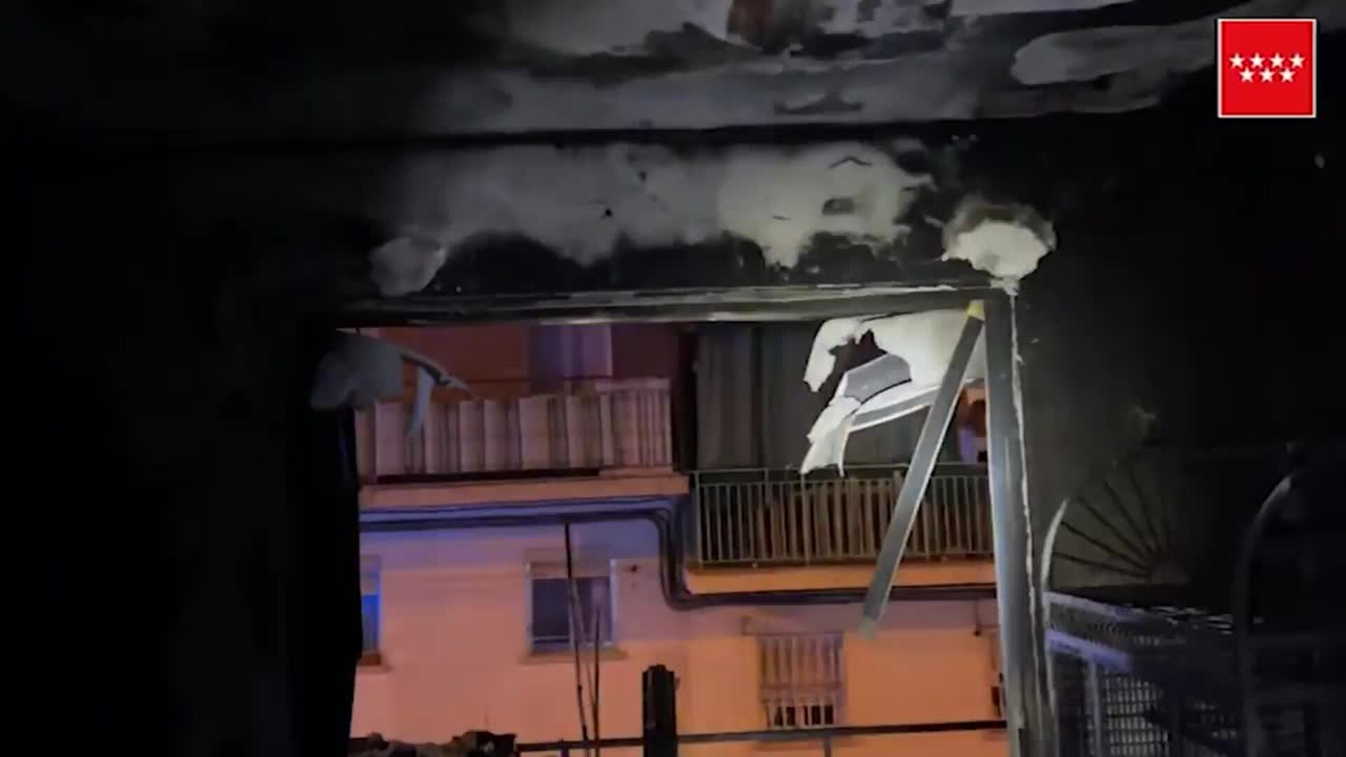 Bomberos de la Comunidad de Madrid extinguen un incendio en Leganés