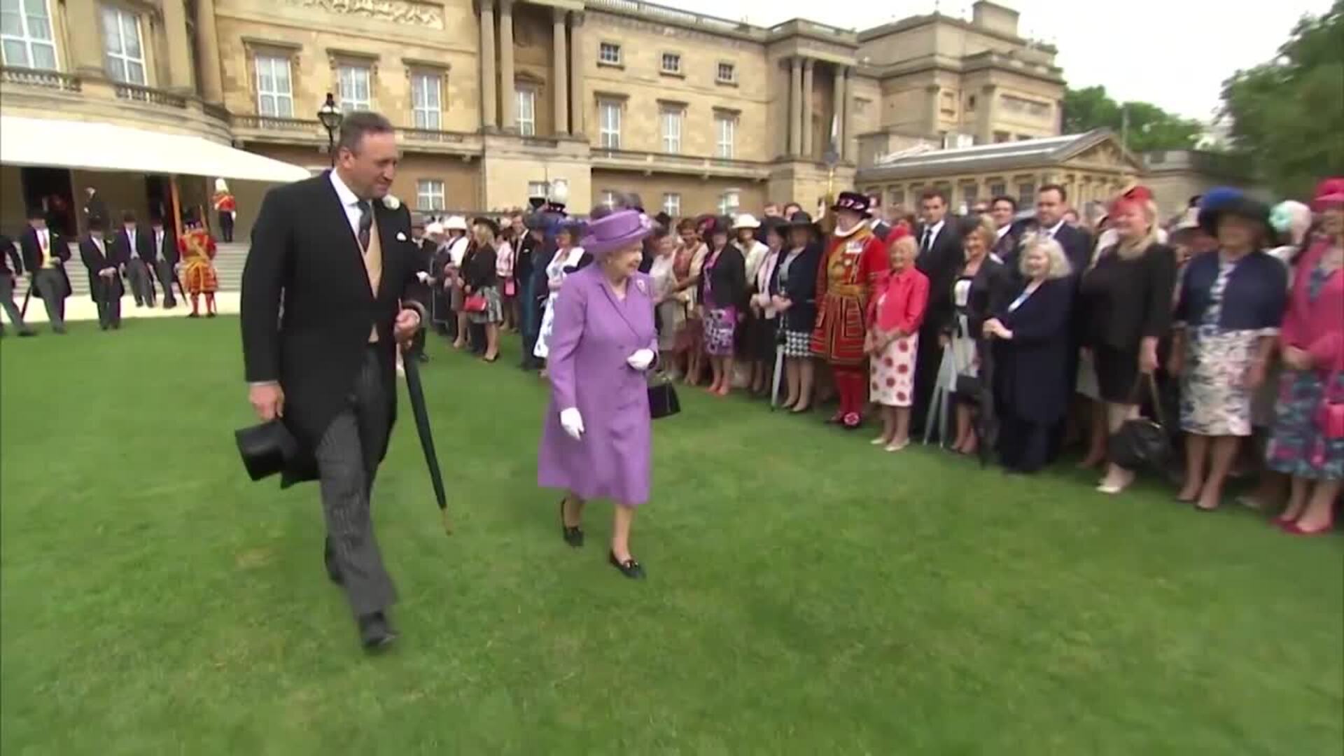 La reina Isabel II podría pagar el acuerdo extrajudicial del príncipe Andrés
