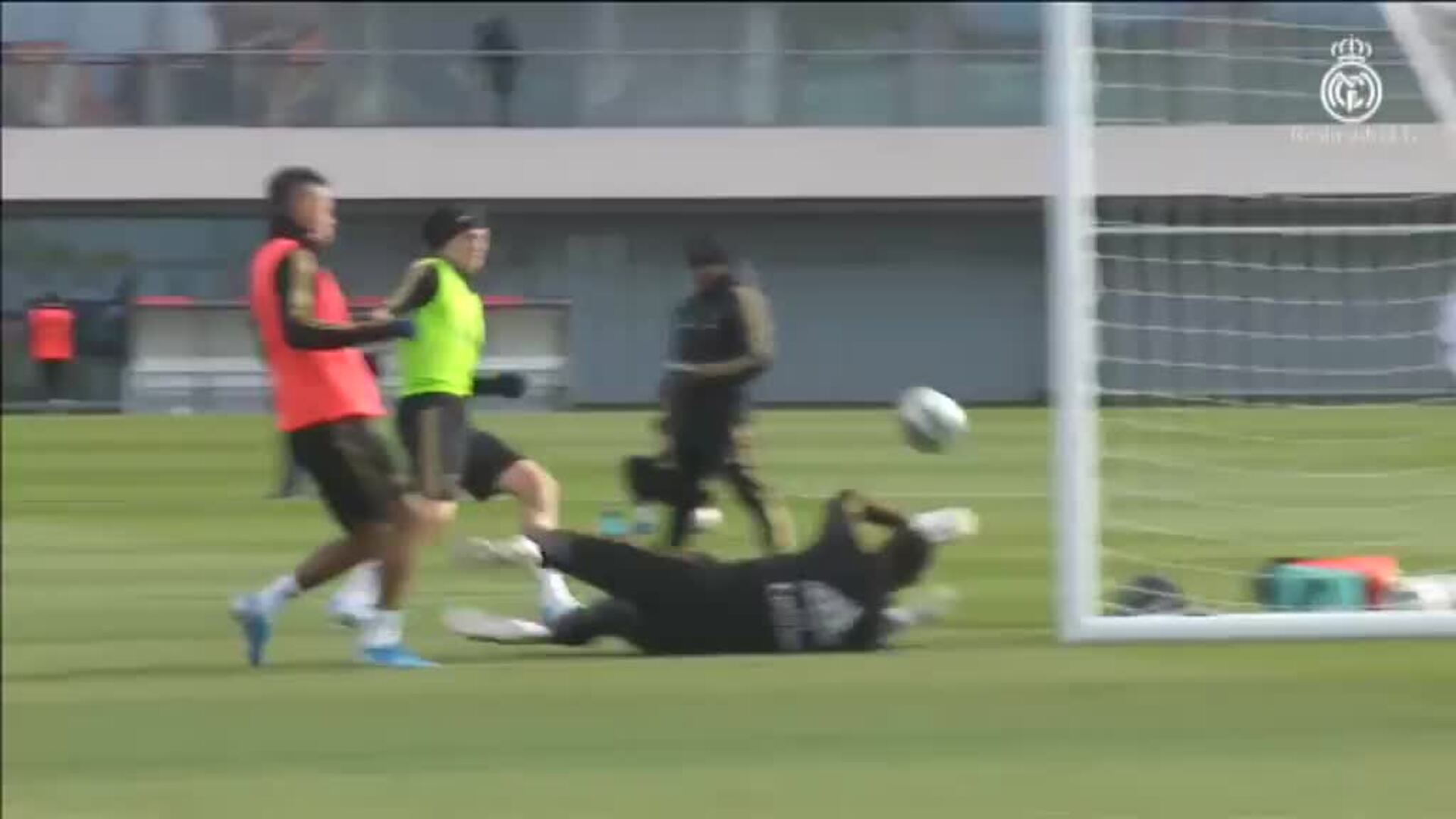 James ya toca balón, pero sigue siendo baja