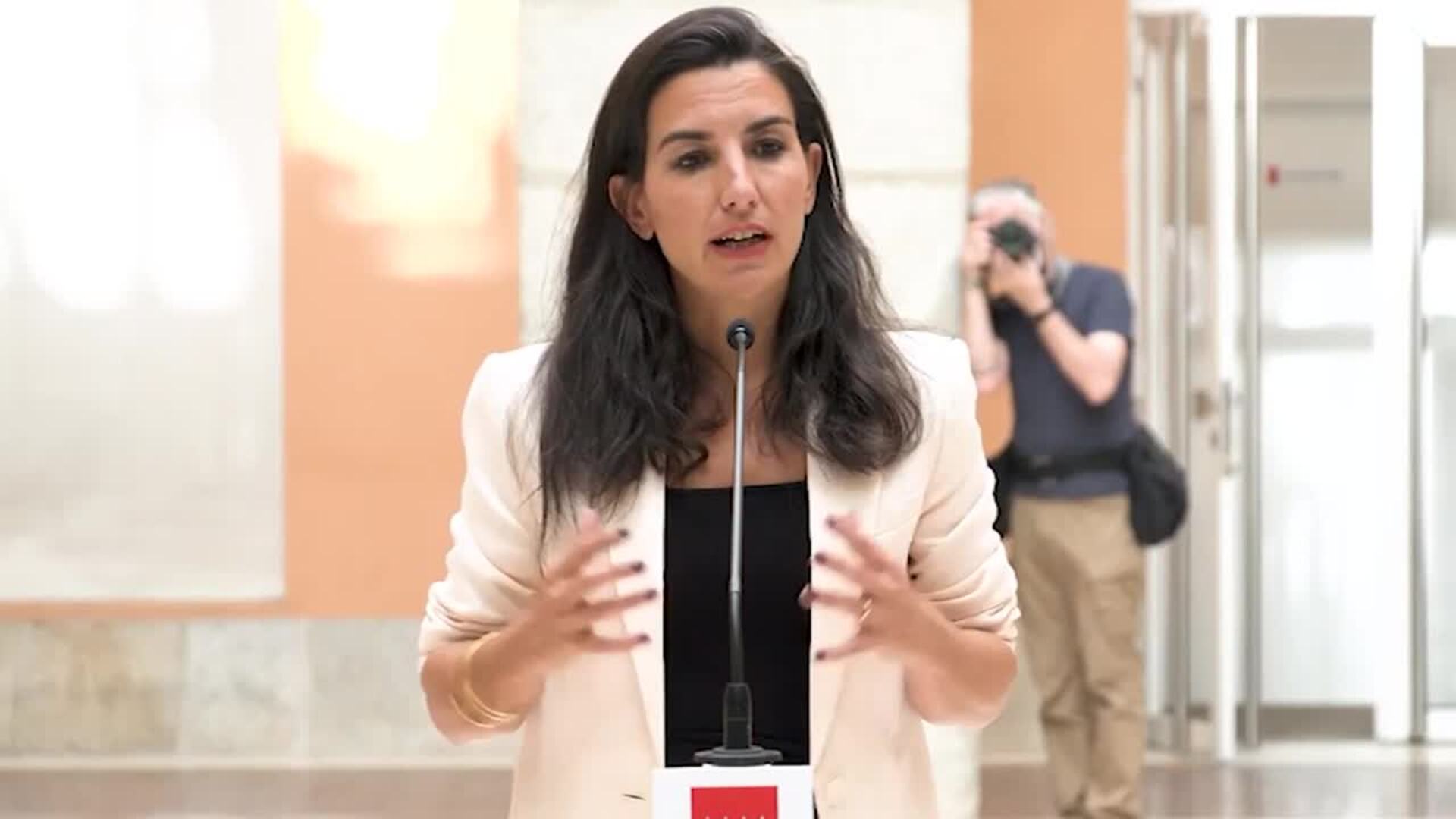 Monasterio presenta un dossier de reducción de &quot;gasto público ineficaz&quot;