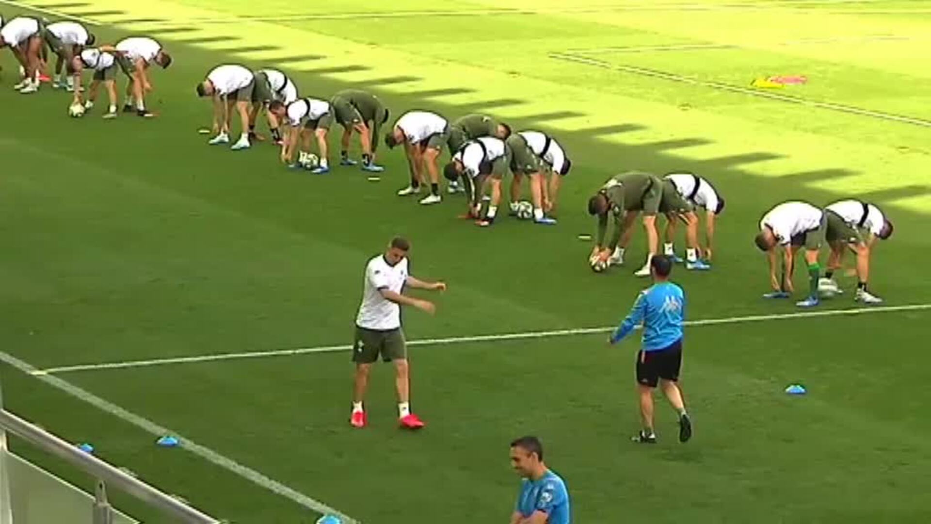 El Betis entrena sin temor a los positivos de coronavirus en Valencia