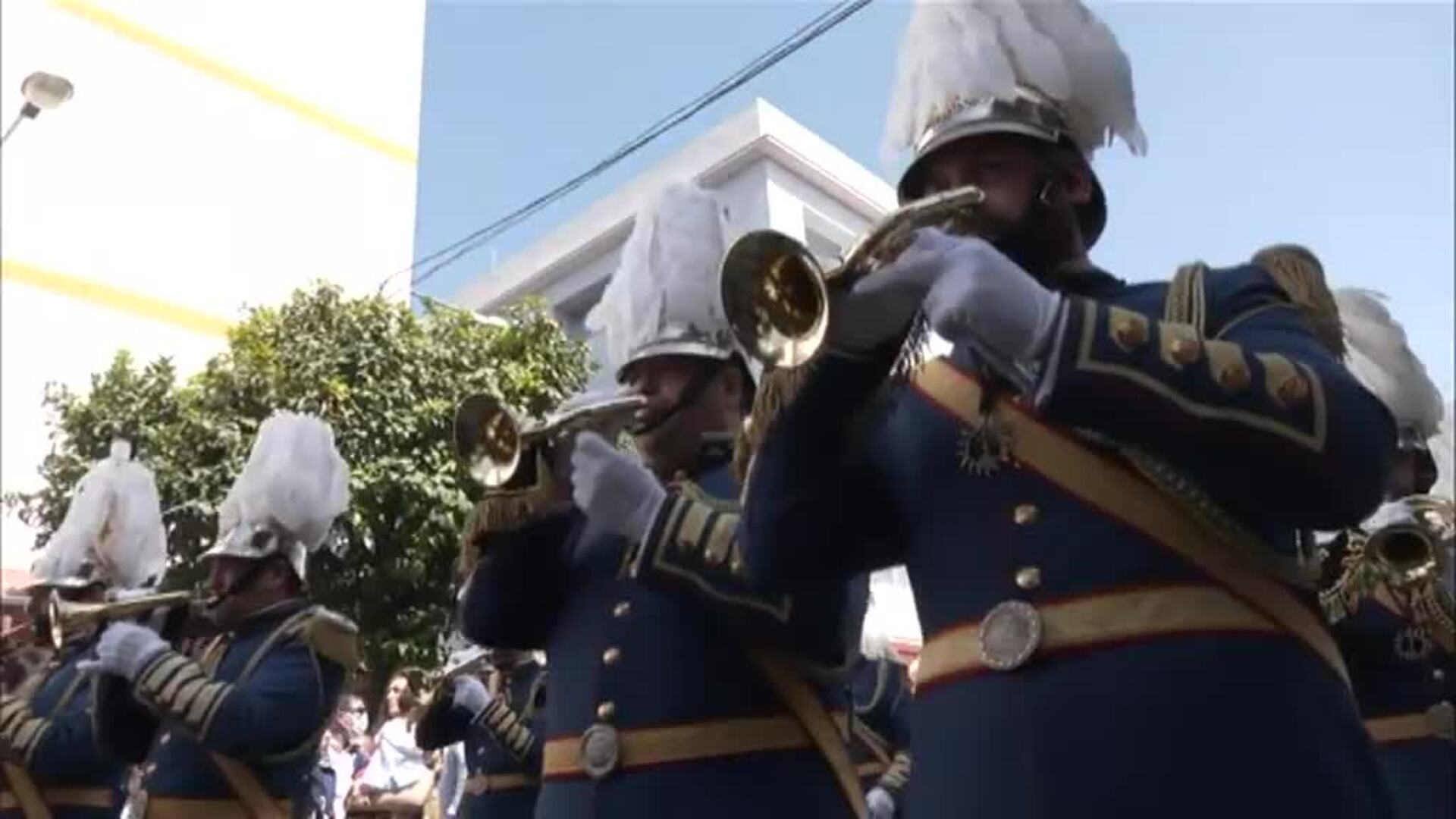 La Hermandad del Sol ilumina de nuevo Sevilla en Sábado Santo