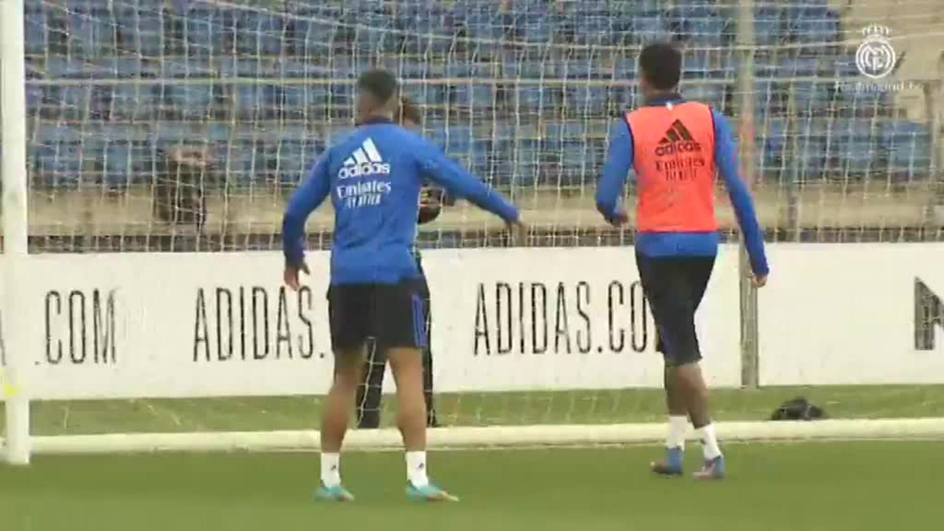 El Real Madrid entrena sin Benzemá a dos días del clásico