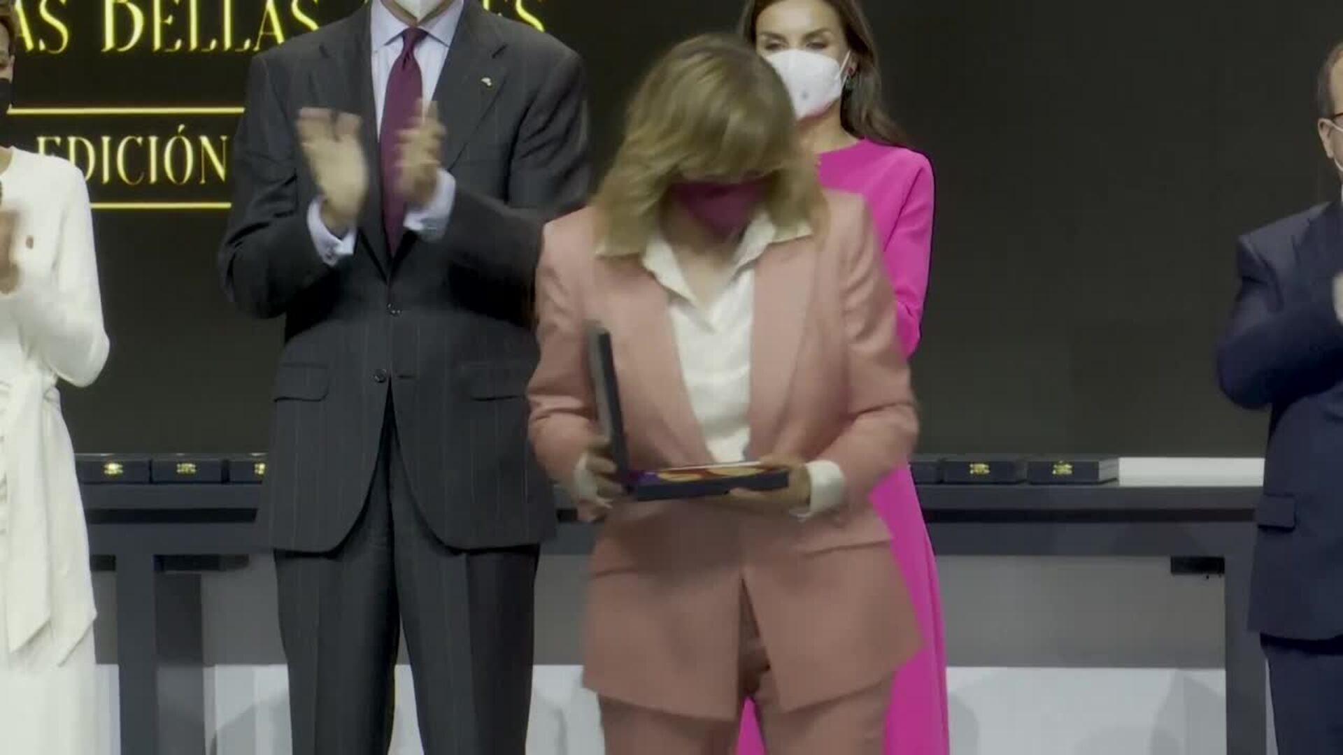 Antonio Resines, condecorado por los Reyes en su reaparición pública