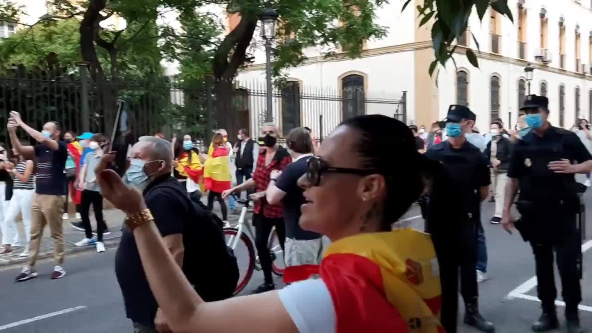 Ciudadanos se concentran en Valencia para pedir la dimisión del Gobierno