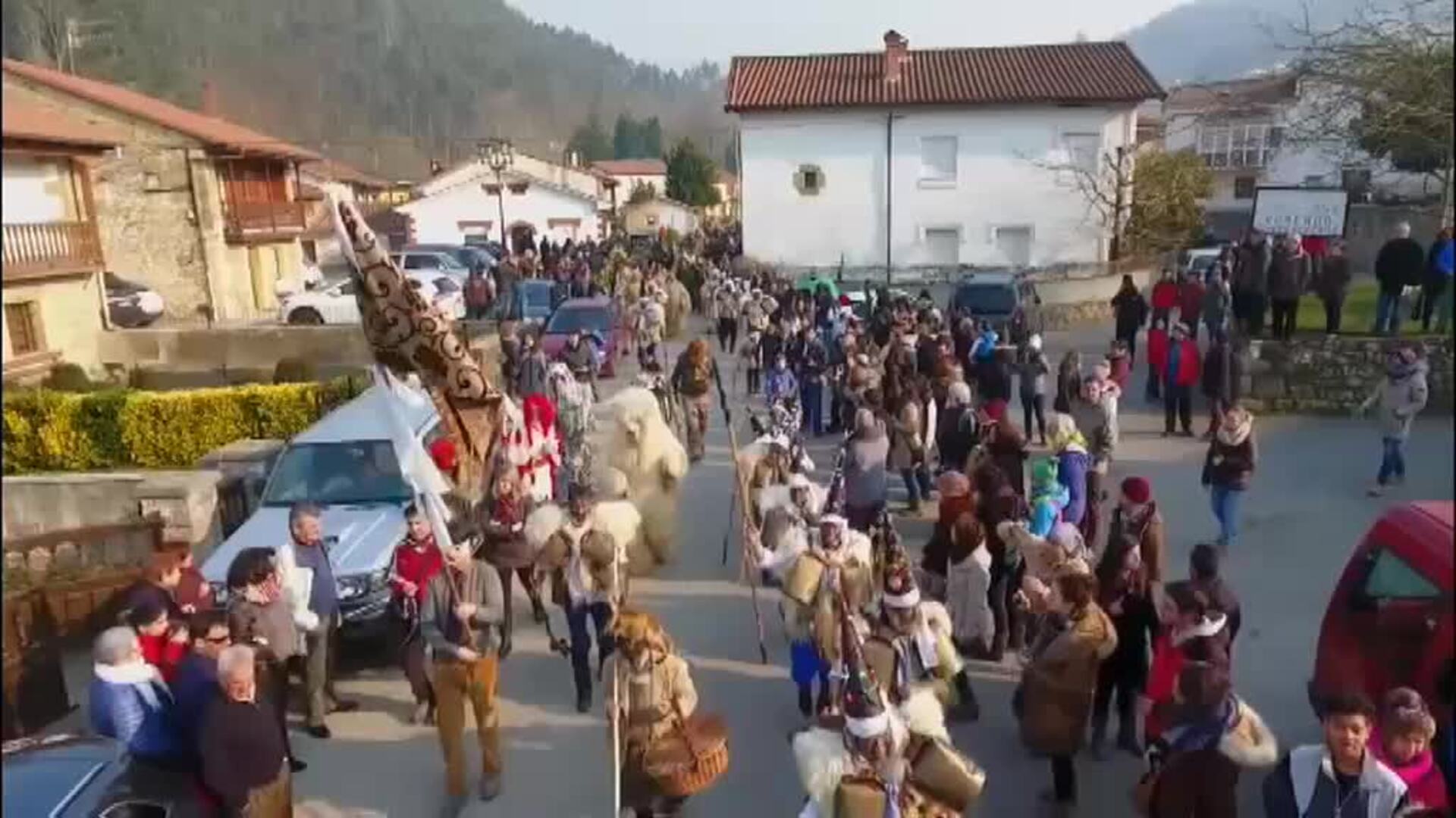 Centenares de personas asisten a La Vijanera para asistir al primer carnaval del año