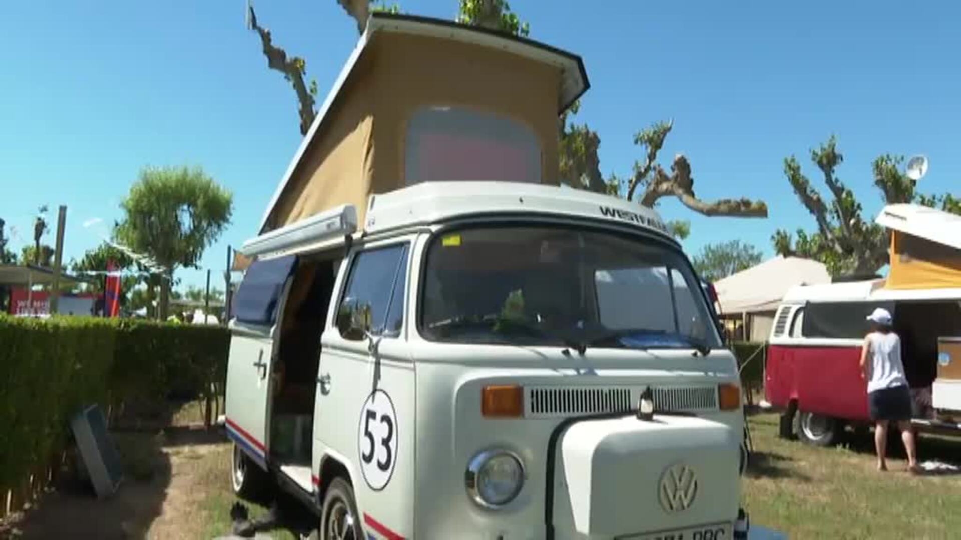 Sant Pere Pescador acoge de nuevo la concentración de furgonetas clásicas con récord de participación