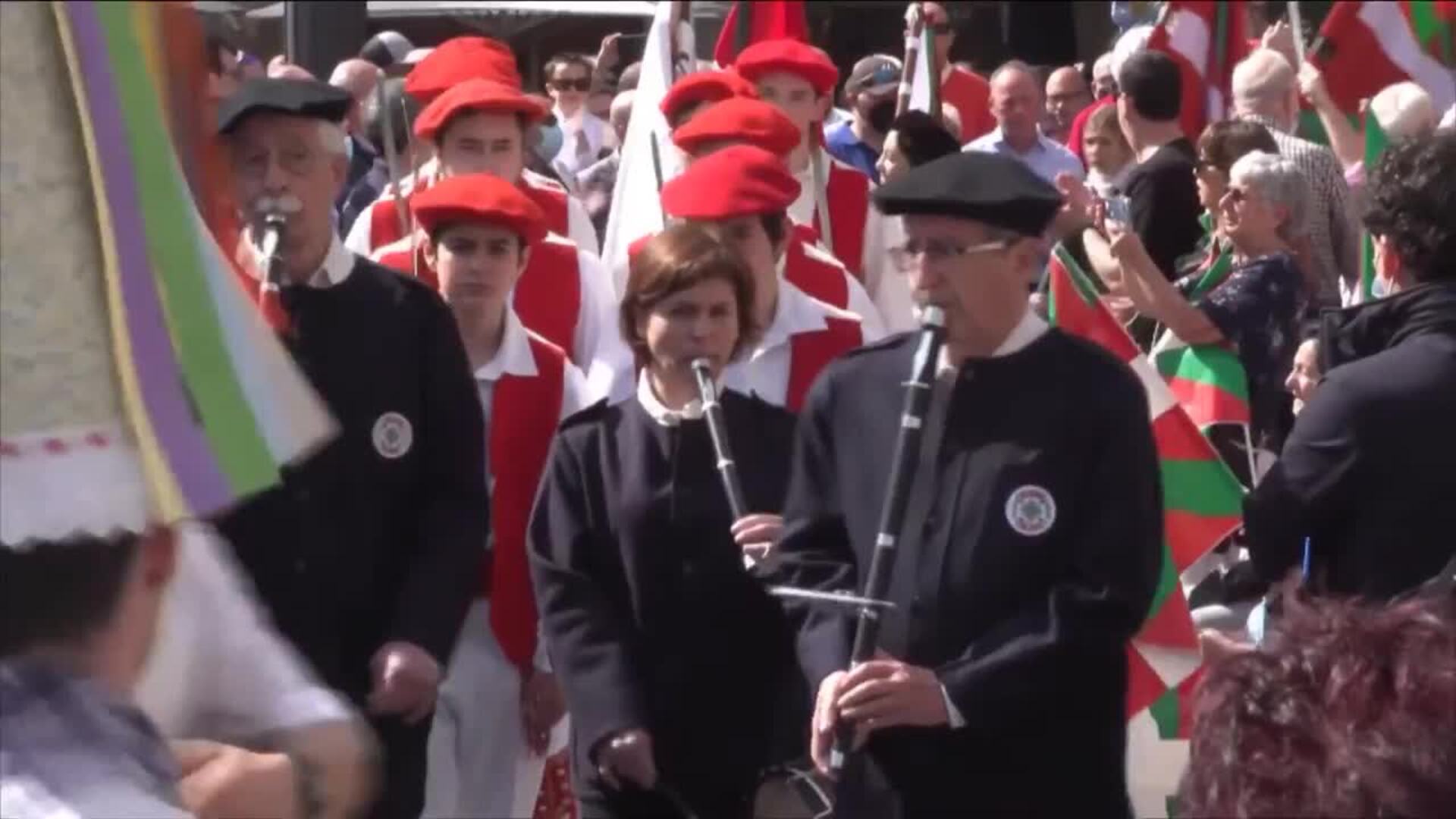 Miles de personas reivindican la independencia de Euskadi en Pamplona y Bilbao
