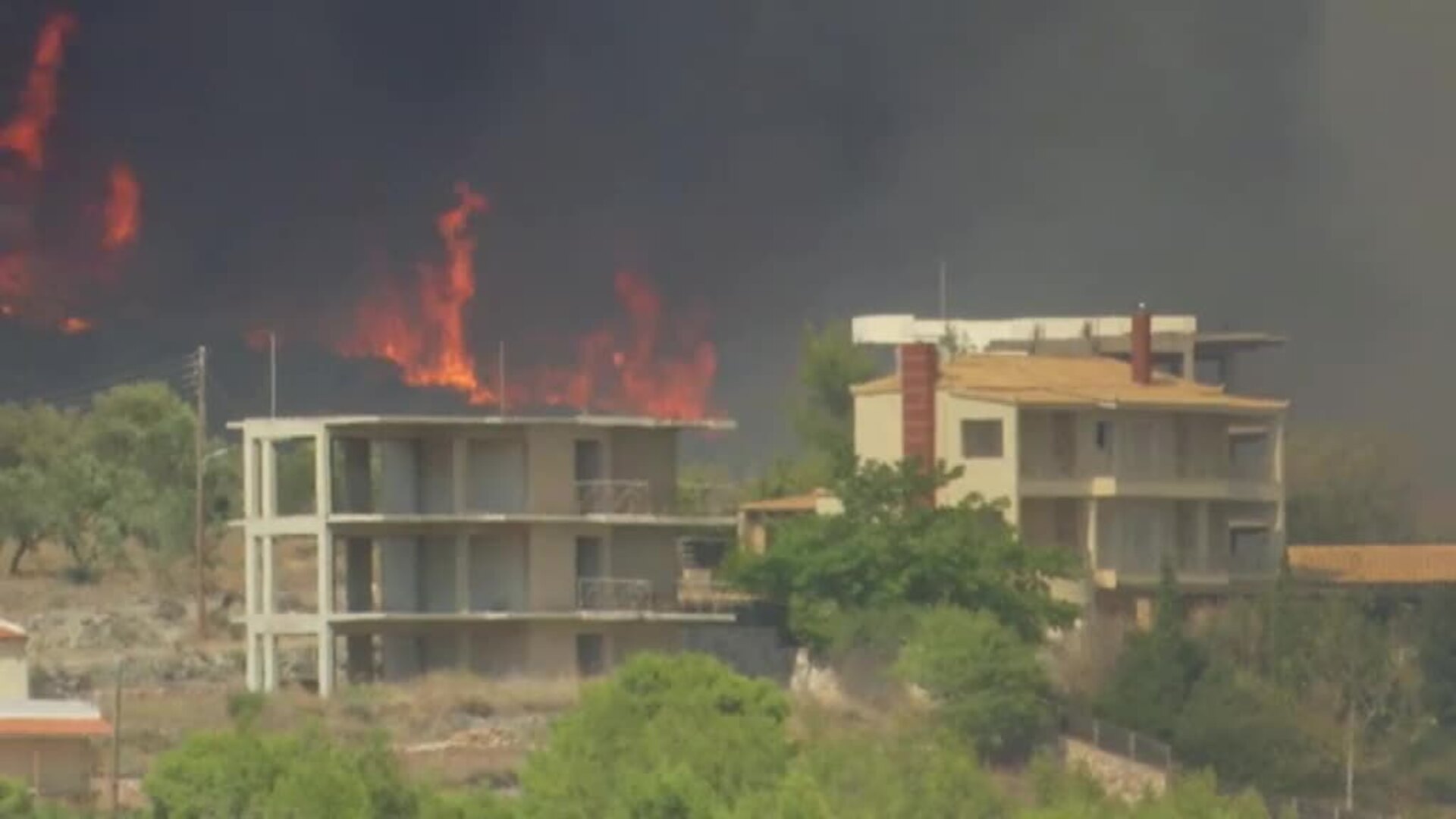 Grecia continúa luchando contra las llamas