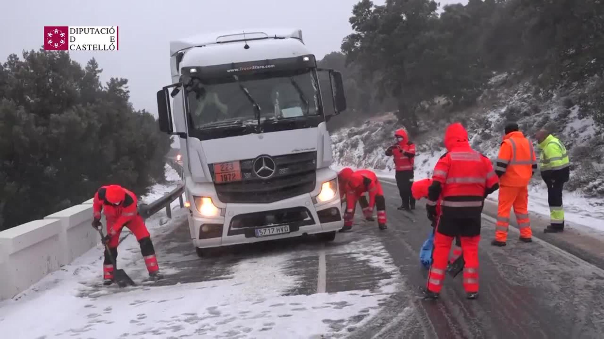 Bomberos de Castellón auxilian a un camión bloqueado por la nieve