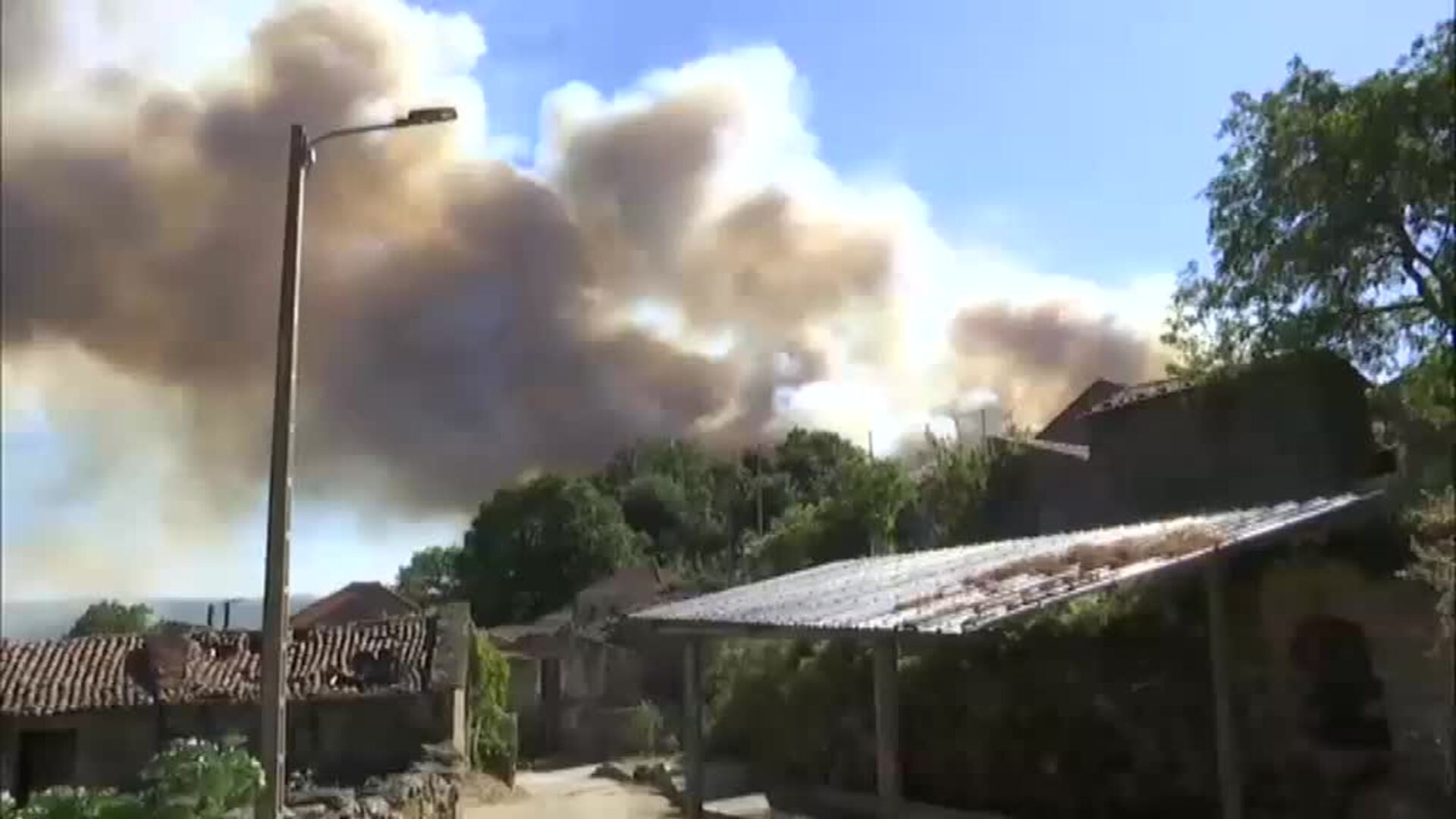 Orense lucha contra nuevos focos de un incendio que los vecinos ven claramente intencionado