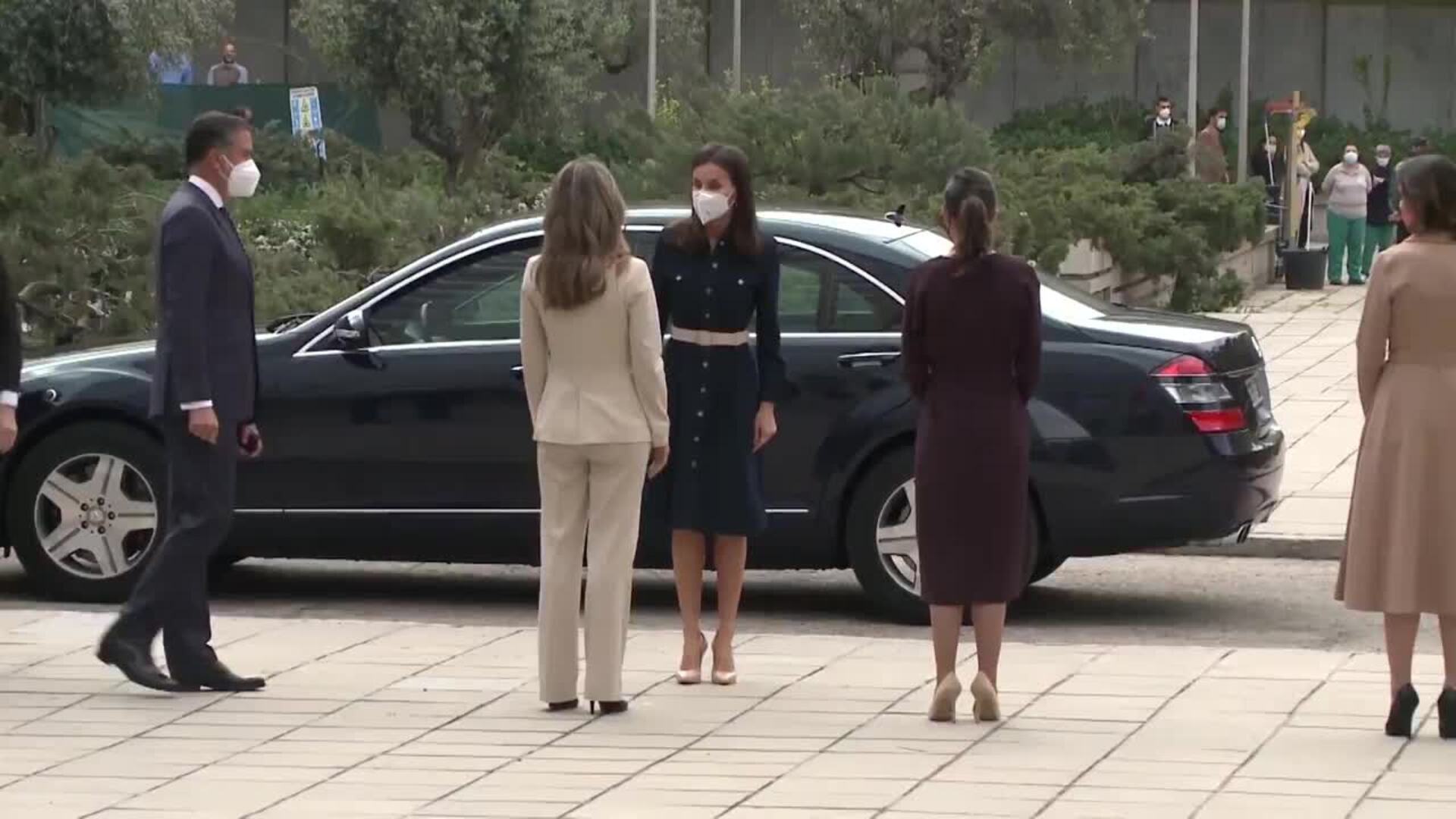 La Reina marca cintura recuperando el vestido que &#039;comparte&#039; con Meghan Markle