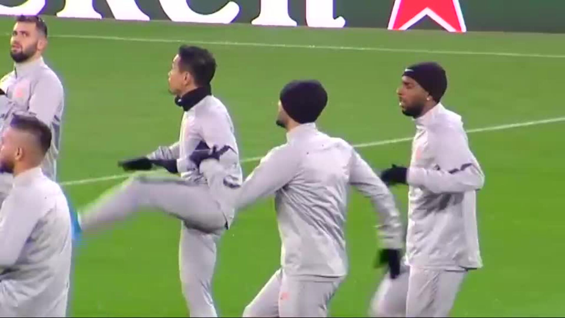 El Galatasaray entrena en el Santiago Bernabéu