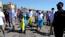 La Reina Sofía despide el verano recogiendo basura en una playa de Málaga