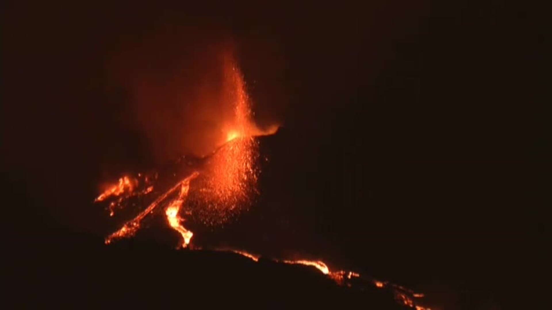 La nueva colada del volcán se encuentra a 300 metros del mar