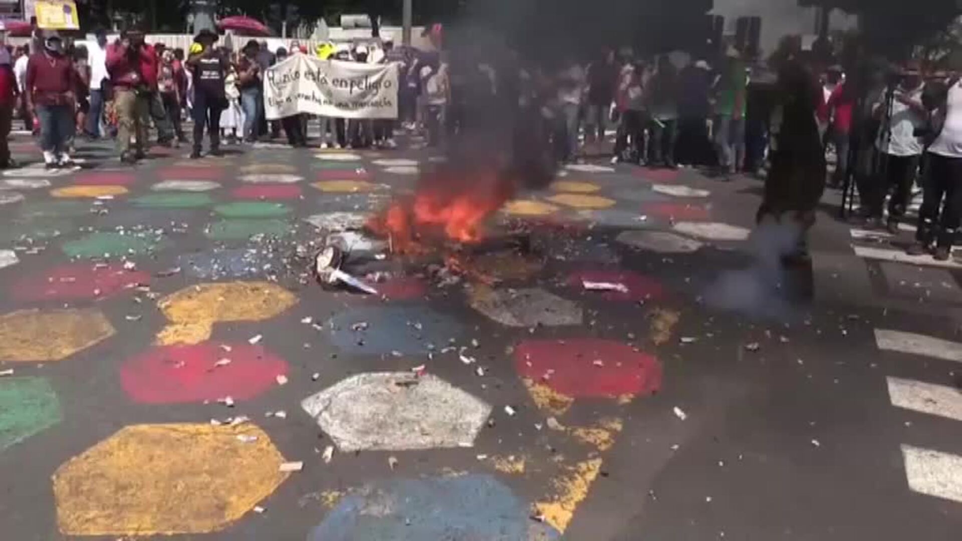Miles de personas protestan contra el gobierno de Bukele en El Salvador