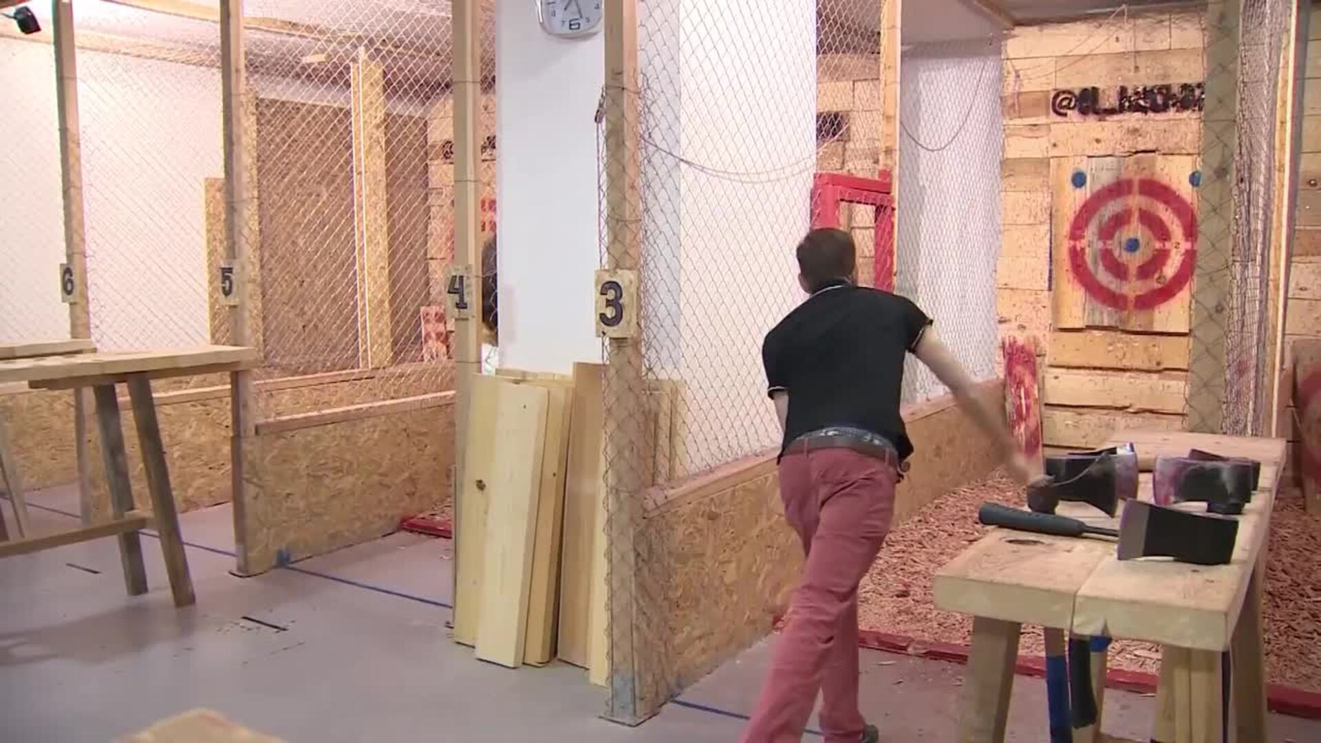 Tiro con hacha, un ocio diferente para calmar el estrés