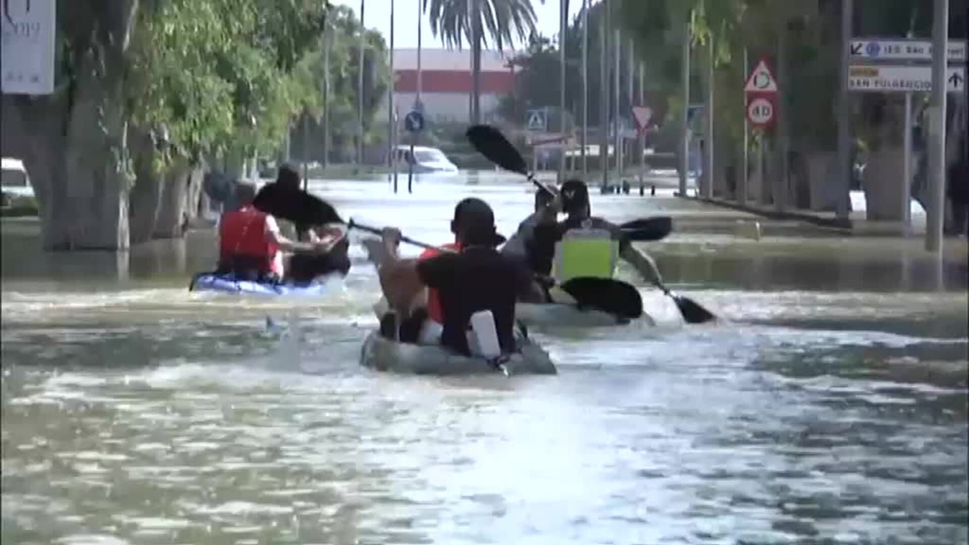Patrullas de voluntarios reparten comida en kayak a los vecinos atrapados en Dolores (Alicante)