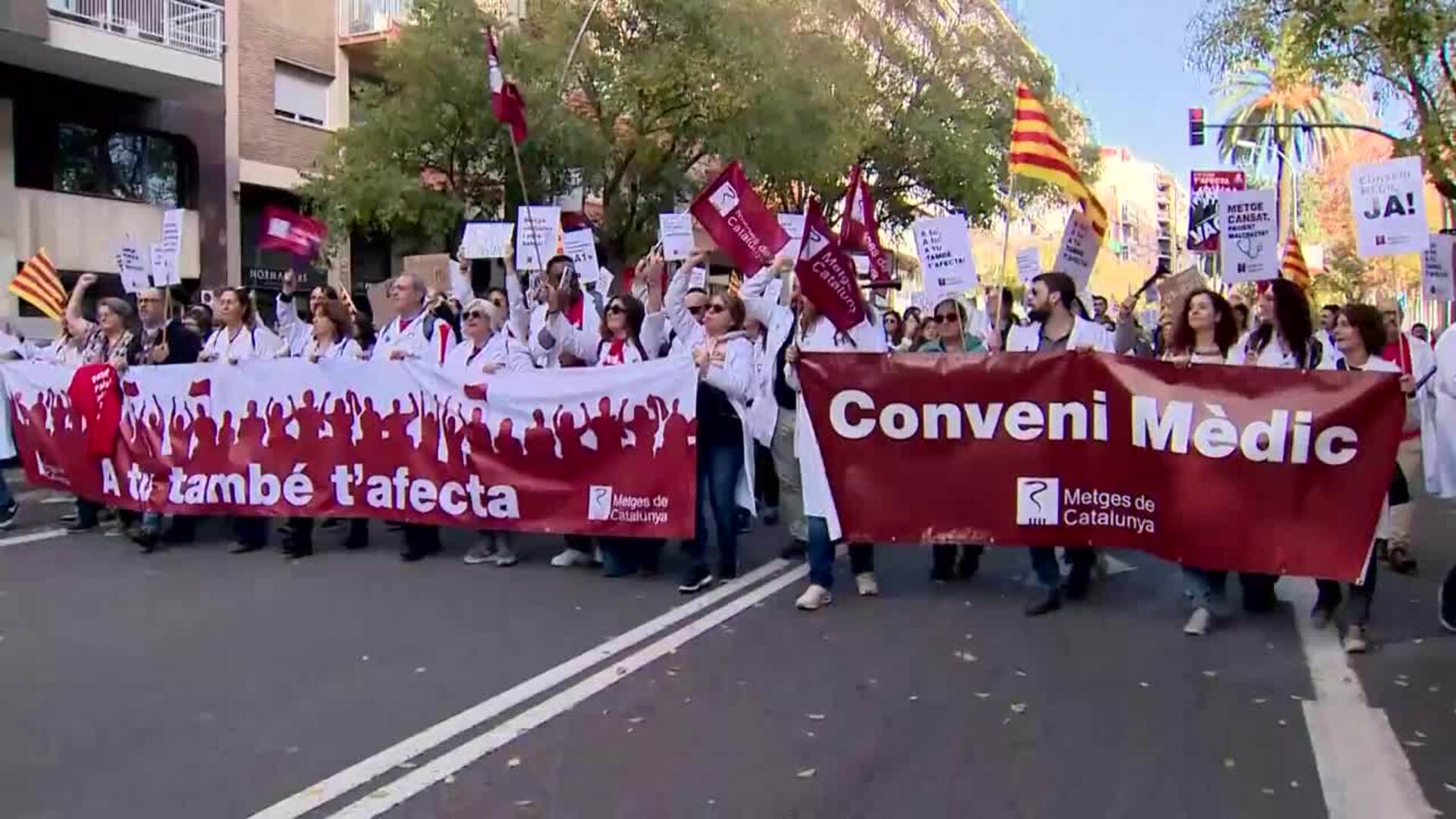800 médicos catalanes reclaman en Barcelona un convenio propio en el segundo día de huelga