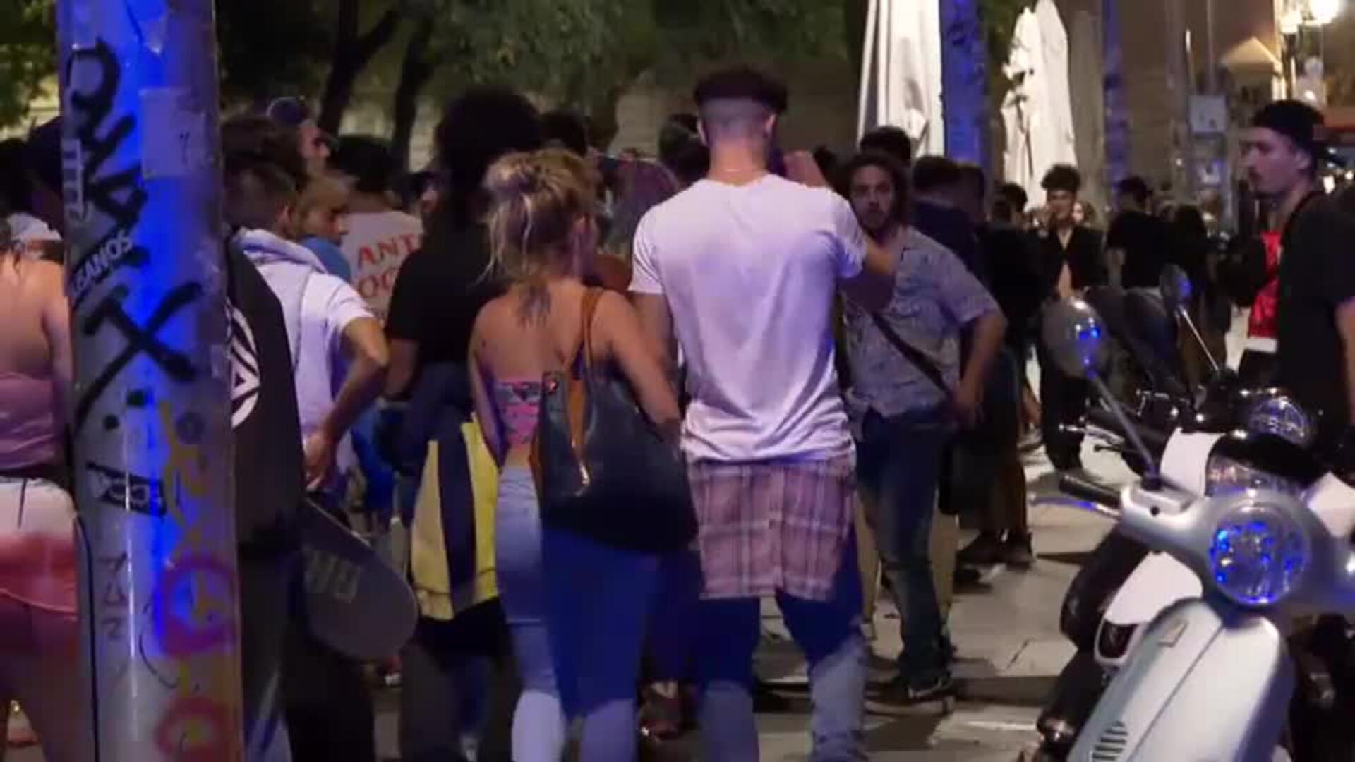 El despliegue policial evita incidentes en otra noche de botellones multitudinarios en Barcelona