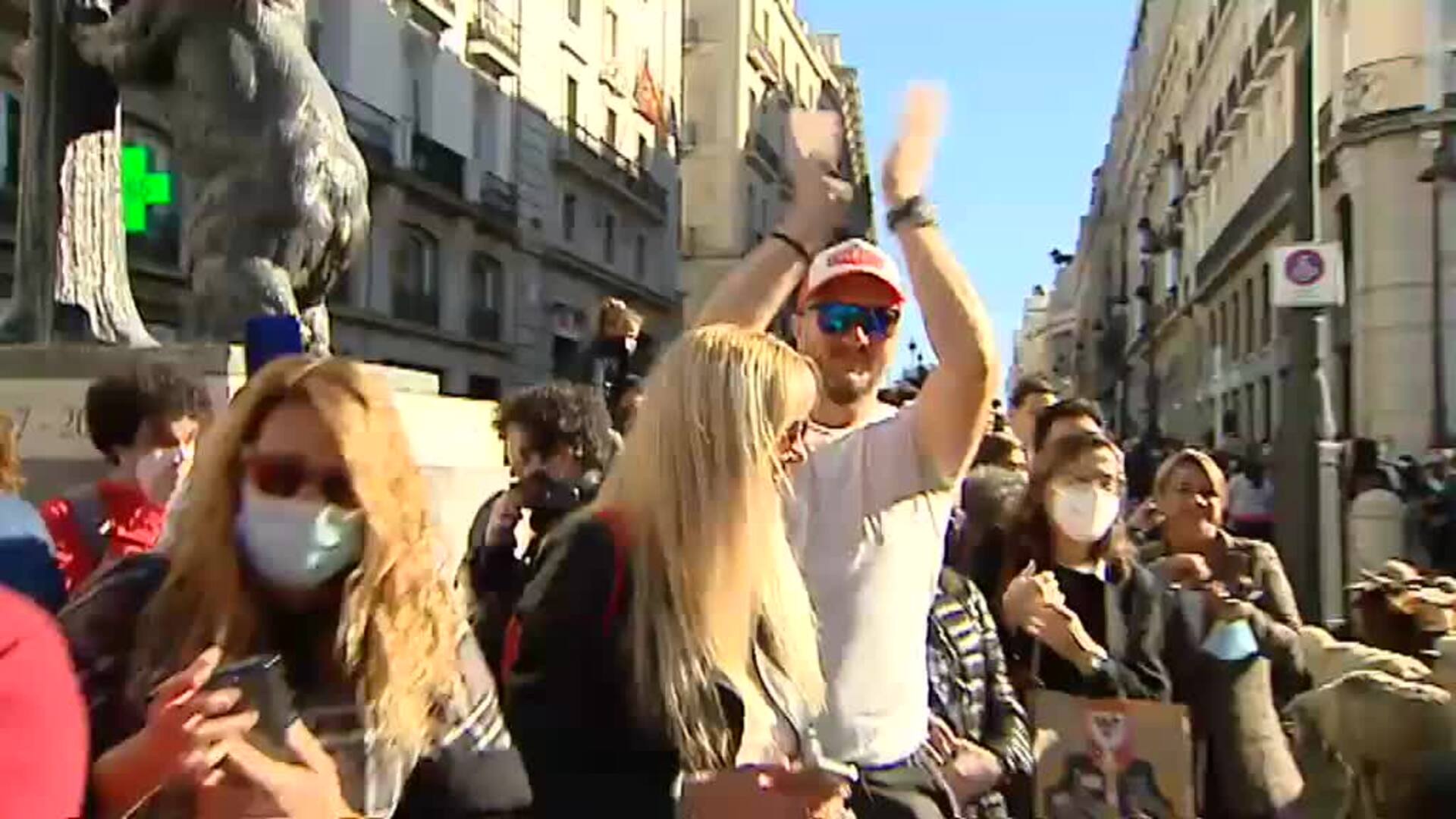 Una multitud recibe a las ovejasen Madrid