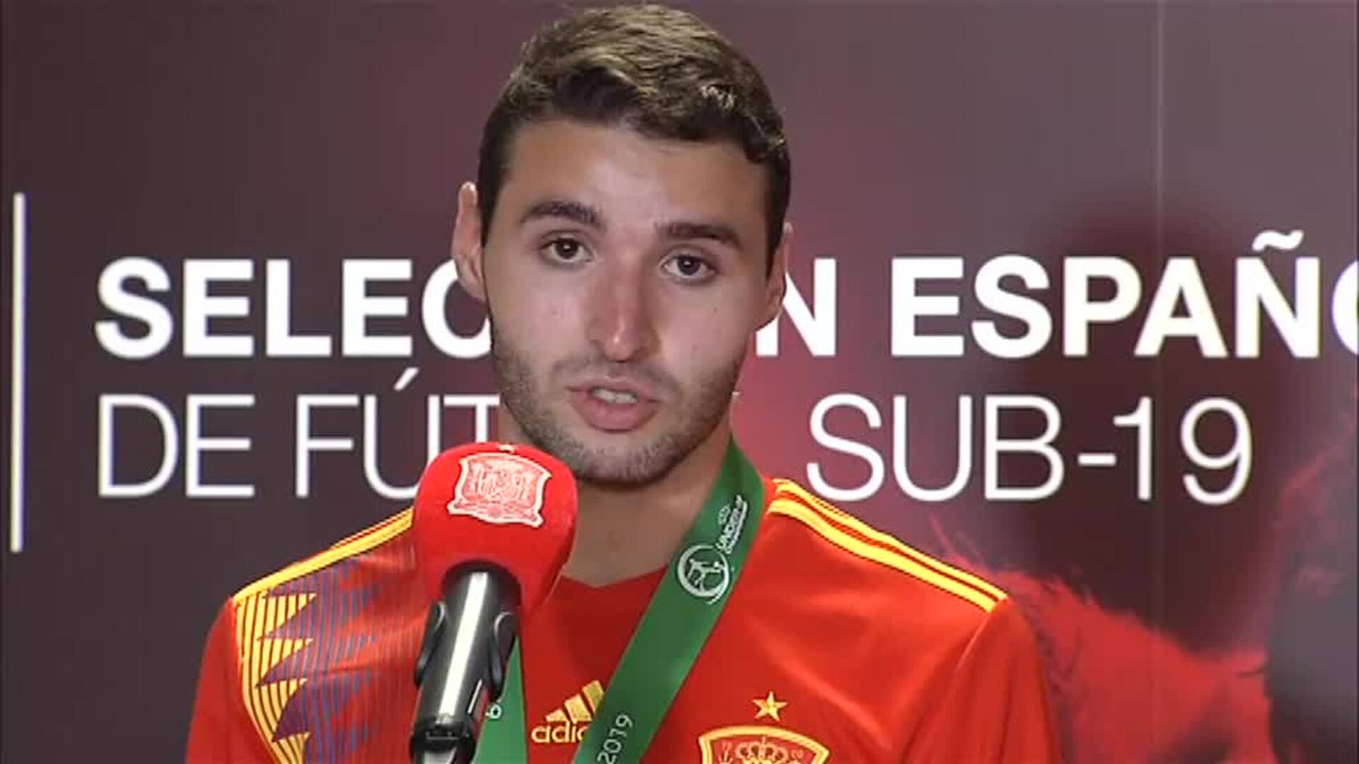 Los chicos de &#039;La Rojita&#039; regresan a casa como campeones de Europa