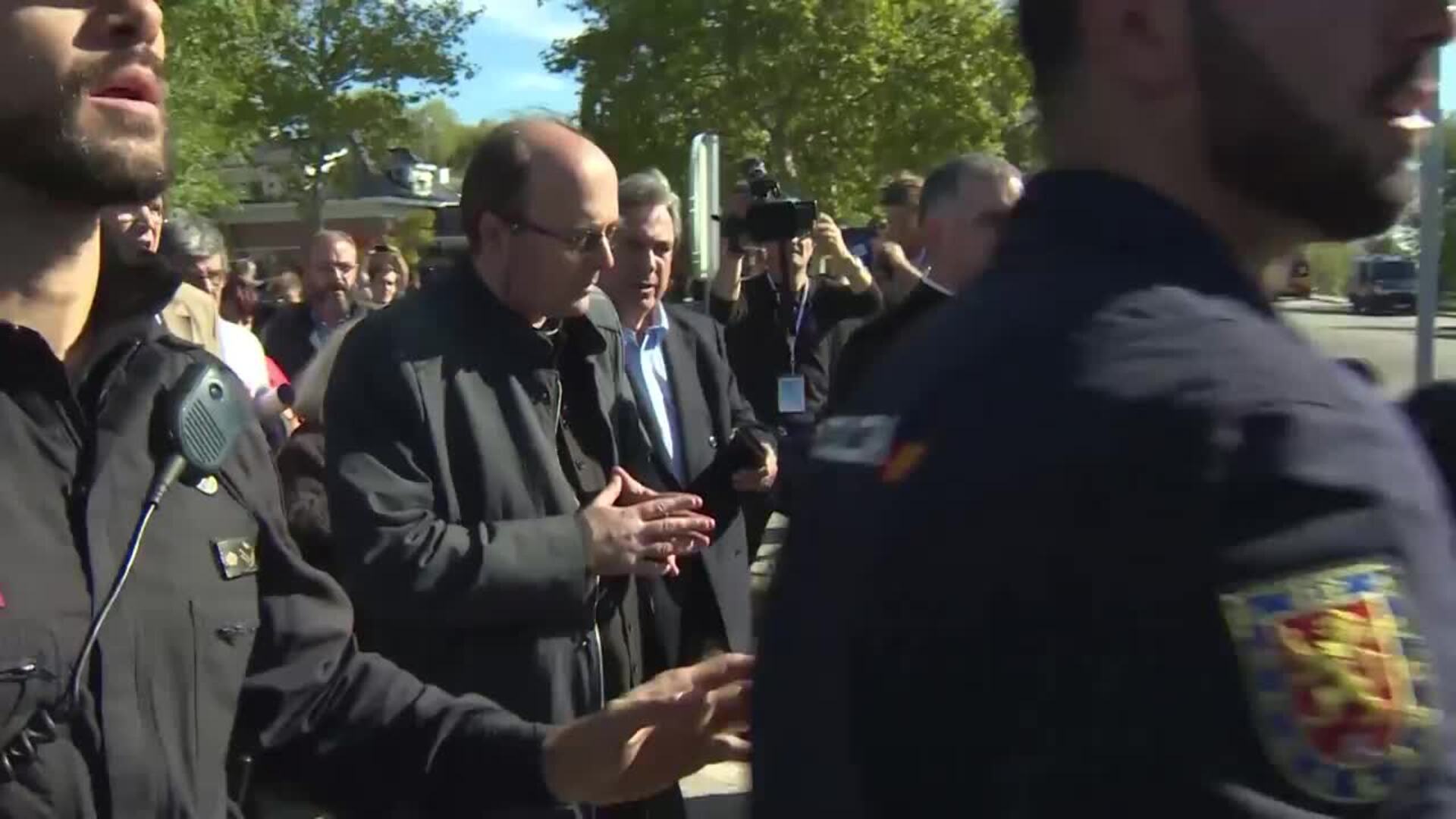 Himnos y banderas preconstitucionales reciben a Franco en El Pardo