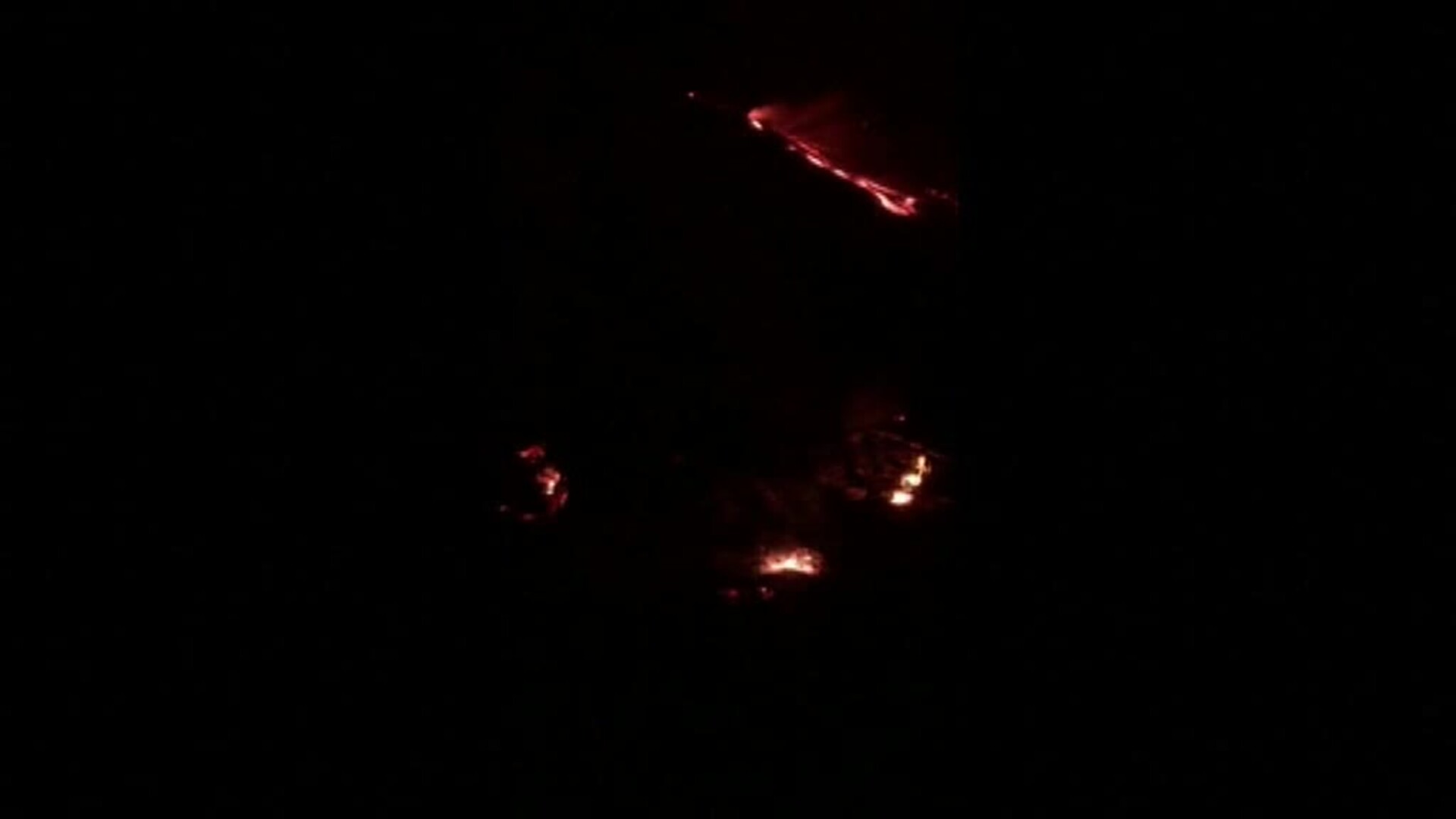 La lava del volcán Pacaya alcanza algunas aldeas locales en Guatemala