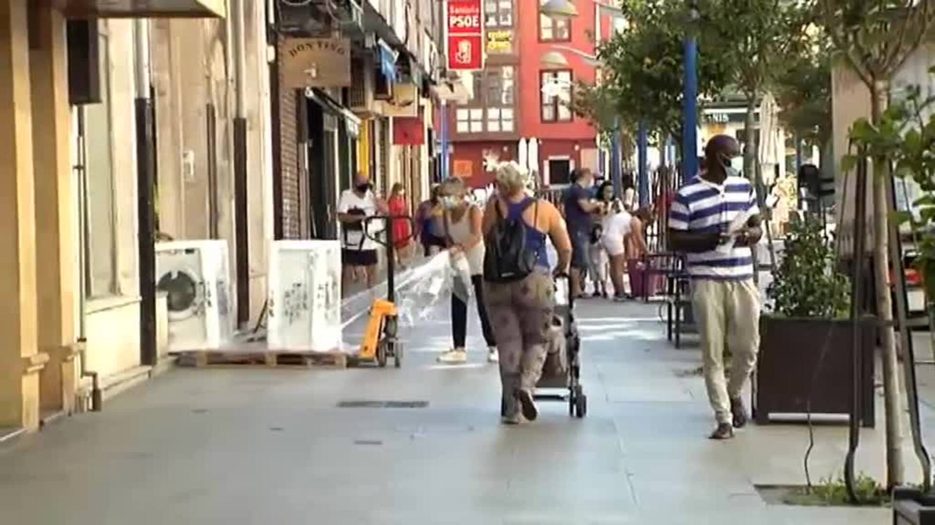 Vecinos de Santoña hacen una cacerolada contra el confinamiento impuesto en la localidad