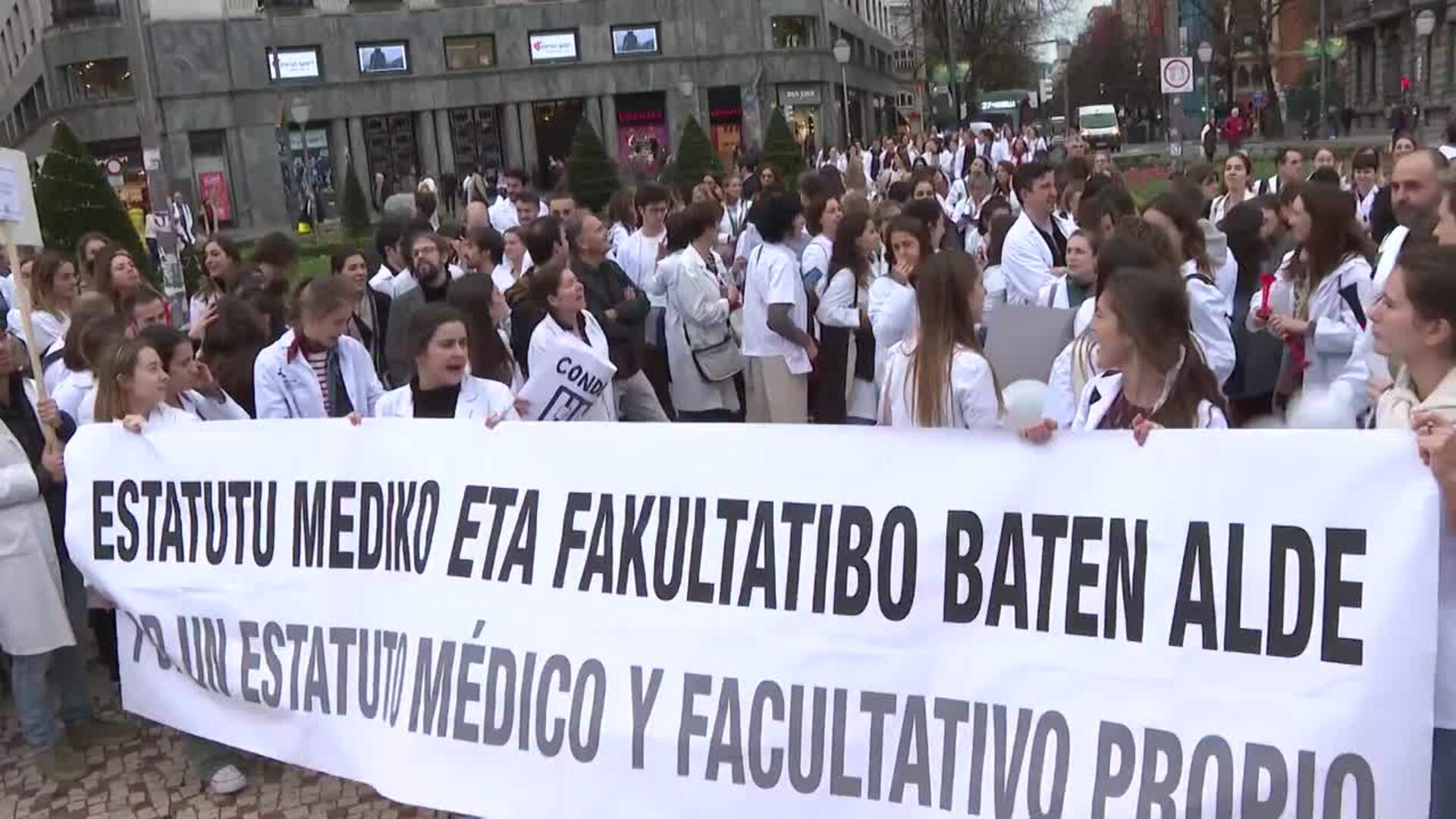 Médicos se movilizan en Bilbao para exigir un estatuto propio que incluya sus reivindicaciones