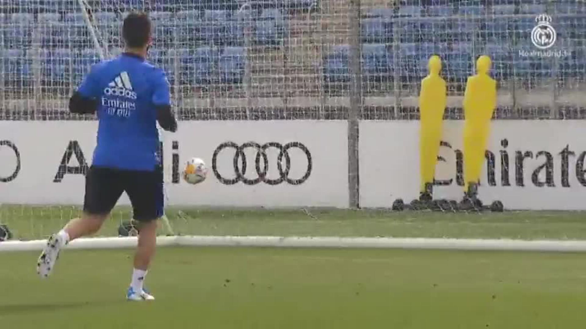 Benzemá realiza parte del entrenamiento con el grupo